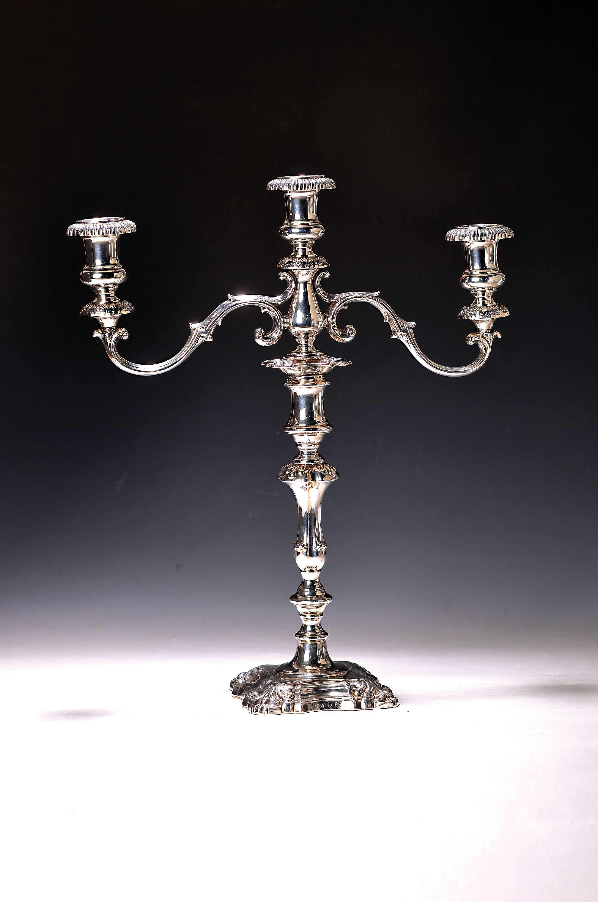 Detail a: Paar Prunkleuchter, Sheffield 1845, Henry Wilkinson & Co., Sterlingsilber, Fuß gefüllt, Aufsätze mit drei Brennstellen, gefüllt, H. ca. 43 cm, B. ...
