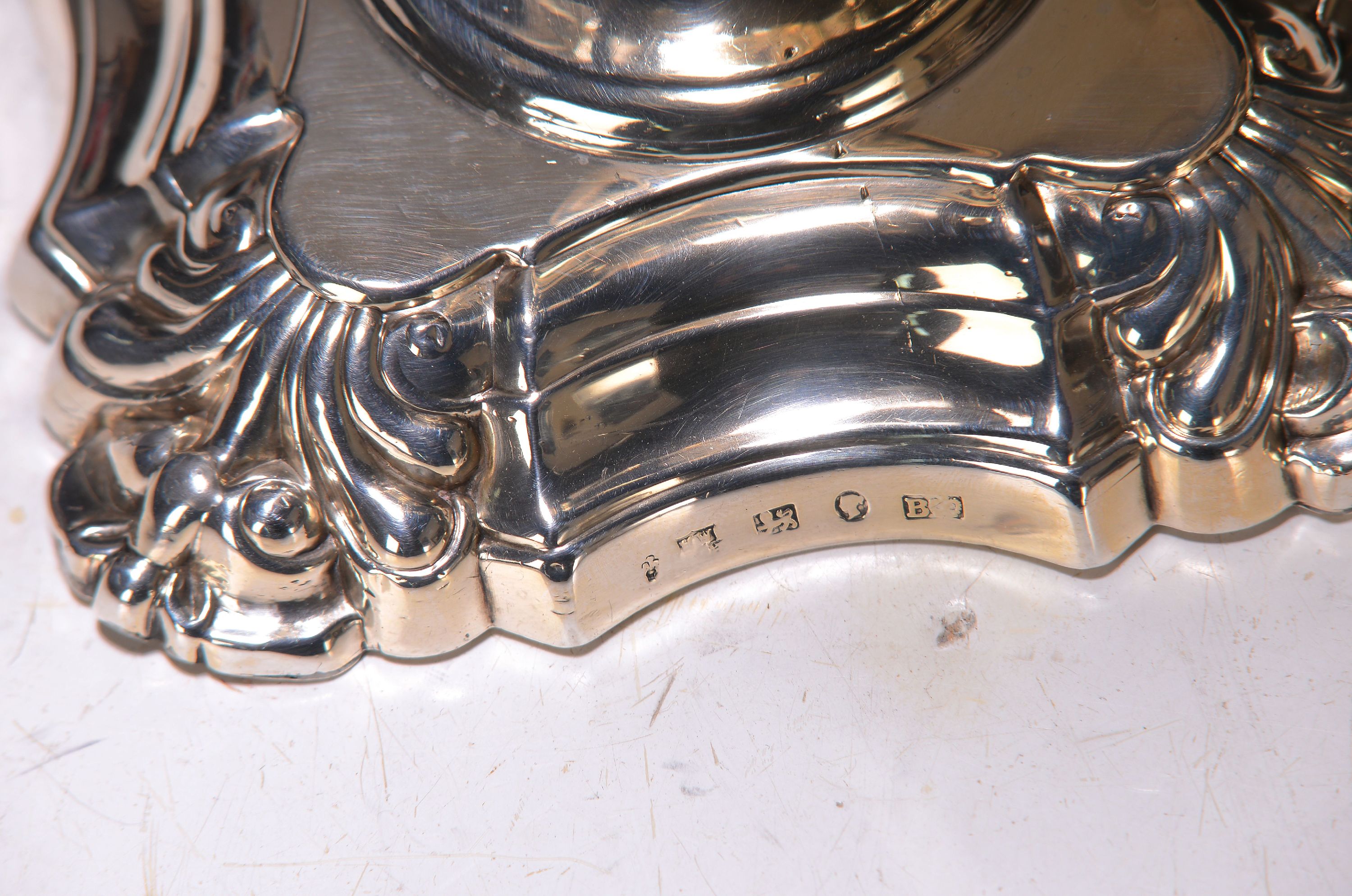 Detail b: Paar Prunkleuchter, Sheffield 1845, Henry Wilkinson & Co., Sterlingsilber, Fuß gefüllt, Aufsätze mit drei Brennstellen, gefüllt, H. ca. 43 cm, B. ...