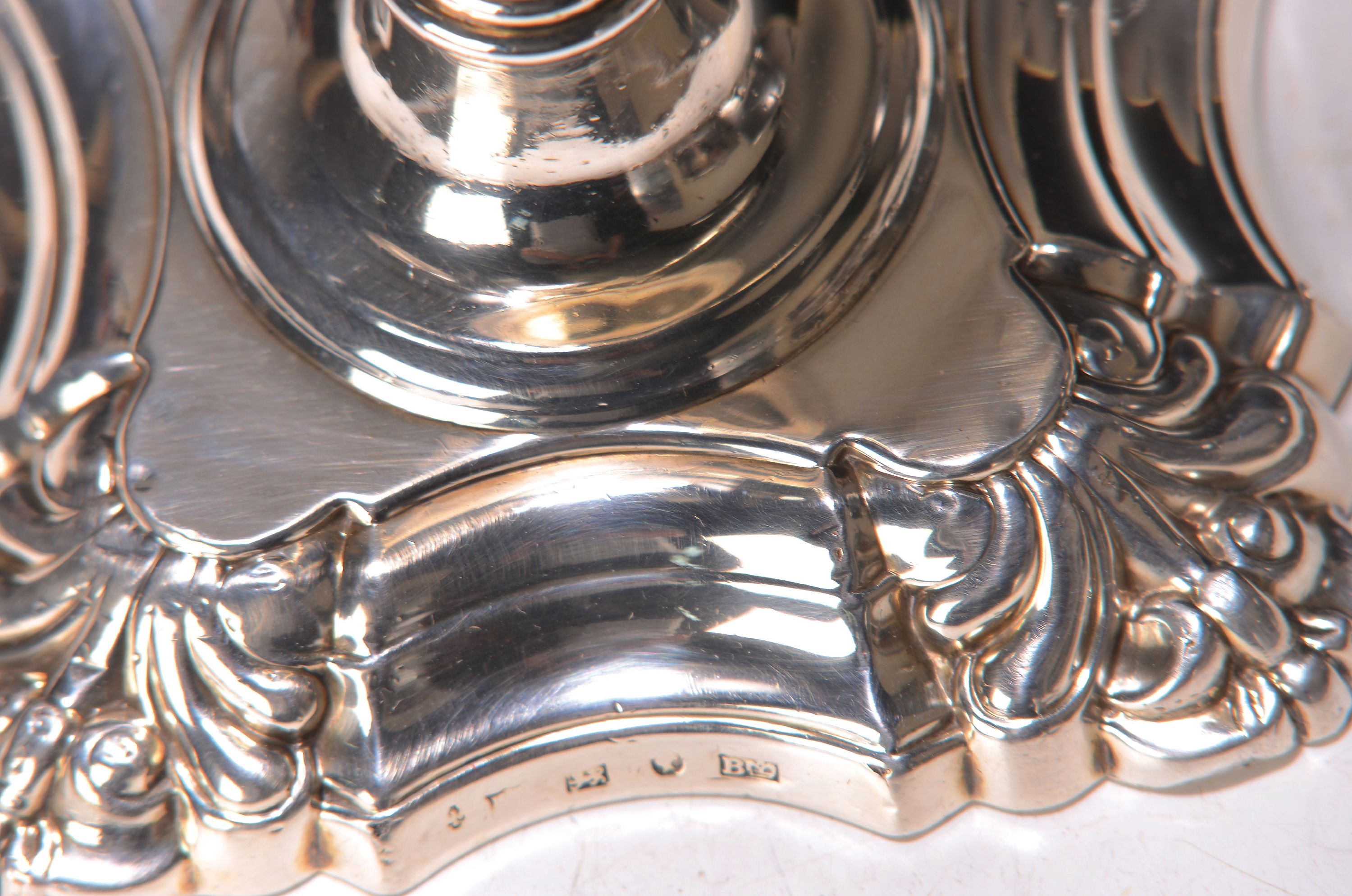 Detail c: Paar Prunkleuchter, Sheffield 1845, Henry Wilkinson & Co., Sterlingsilber, Fuß gefüllt, Aufsätze mit drei Brennstellen, gefüllt, H. ca. 43 cm, B. ...
