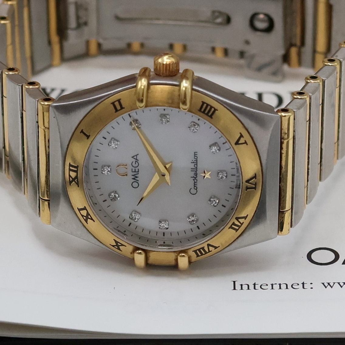 Detail a: OMEGA Constellation Damenarmbanduhr in Stahl/ Gold Referenz 1272.75.00, Schweiz verk. lt. Pap. am 07/2001, quarz, Boden m. Darst. Sternwarte ...