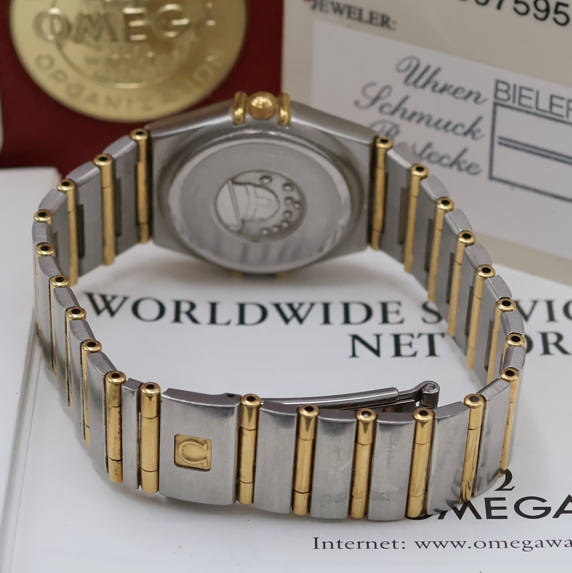 Detail b: OMEGA Constellation Damenarmbanduhr in Stahl/ Gold Referenz 1272.75.00, Schweiz verk. lt. Pap. am 07/2001, quarz, Boden m. Darst. Sternwarte ...