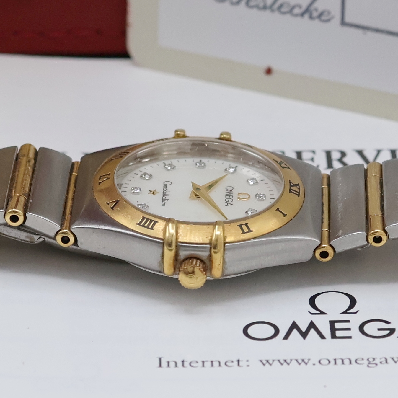 Detail c: OMEGA Constellation Damenarmbanduhr in Stahl/ Gold Referenz 1272.75.00, Schweiz verk. lt. Pap. am 07/2001, quarz, Boden m. Darst. Sternwarte ...