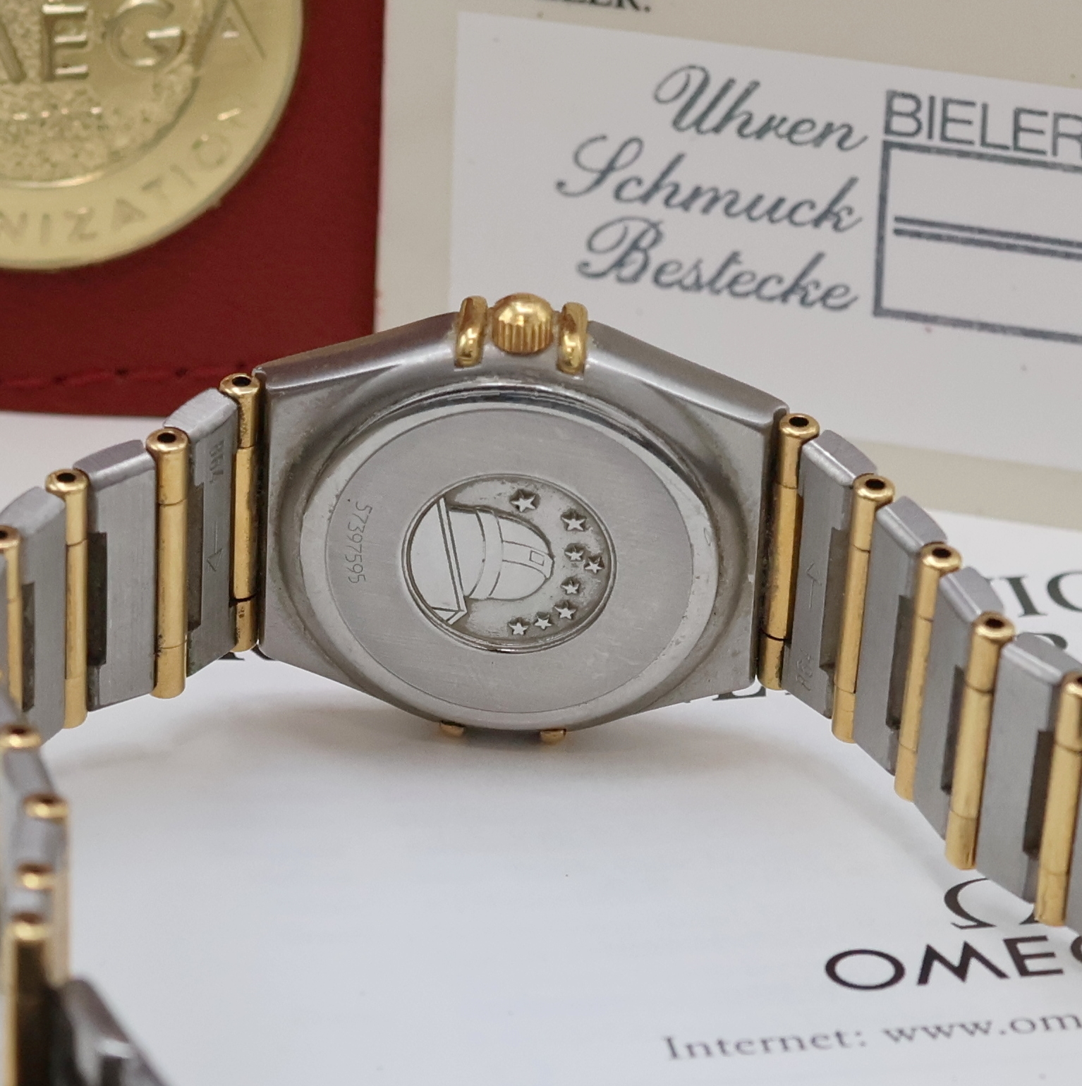 Detail d: OMEGA Constellation Damenarmbanduhr in Stahl/ Gold Referenz 1272.75.00, Schweiz verk. lt. Pap. am 07/2001, quarz, Boden m. Darst. Sternwarte ...