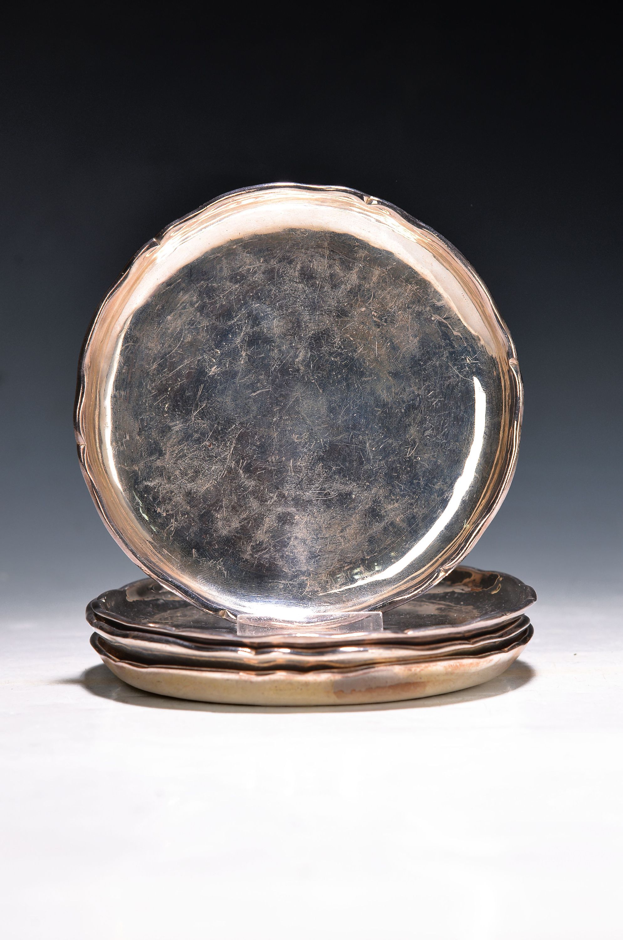 4 Untersetzer aus Silber, Lutz & Weiß, Pforzheim, 925er Silber, vielpassiger Rand, D. 13 cm, 610g, Gebrauchsspuren
