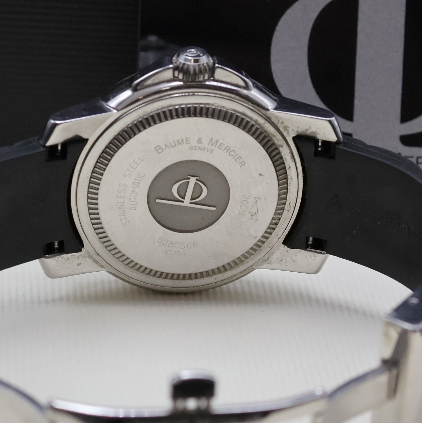 Detail d: BAUME & MERCIER Capeland Herrenarmbanduhr Referenz 65353, Schweiz verk. lt. Pap. 02/2011, Automatik, Boden u. Krone verschr., orig. Kautschukband m. ...