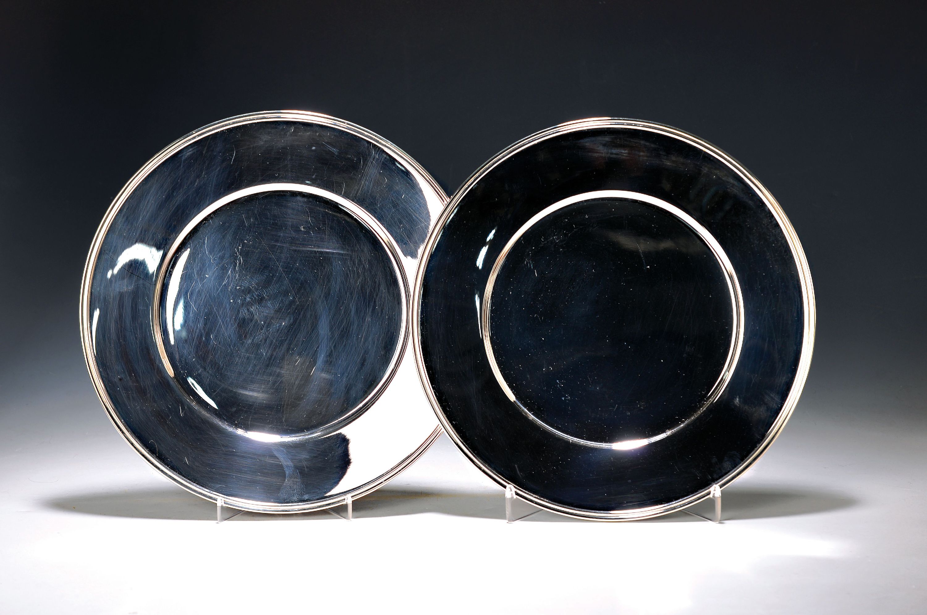 Sechs Platzteller, Wilkens, 20. Jh., Sterlingsilber, doppelt profilierter Rand, groß, D. 32 cm, pro Teller ca. 660 g ca. 3960 gesamt, empfohlener ...