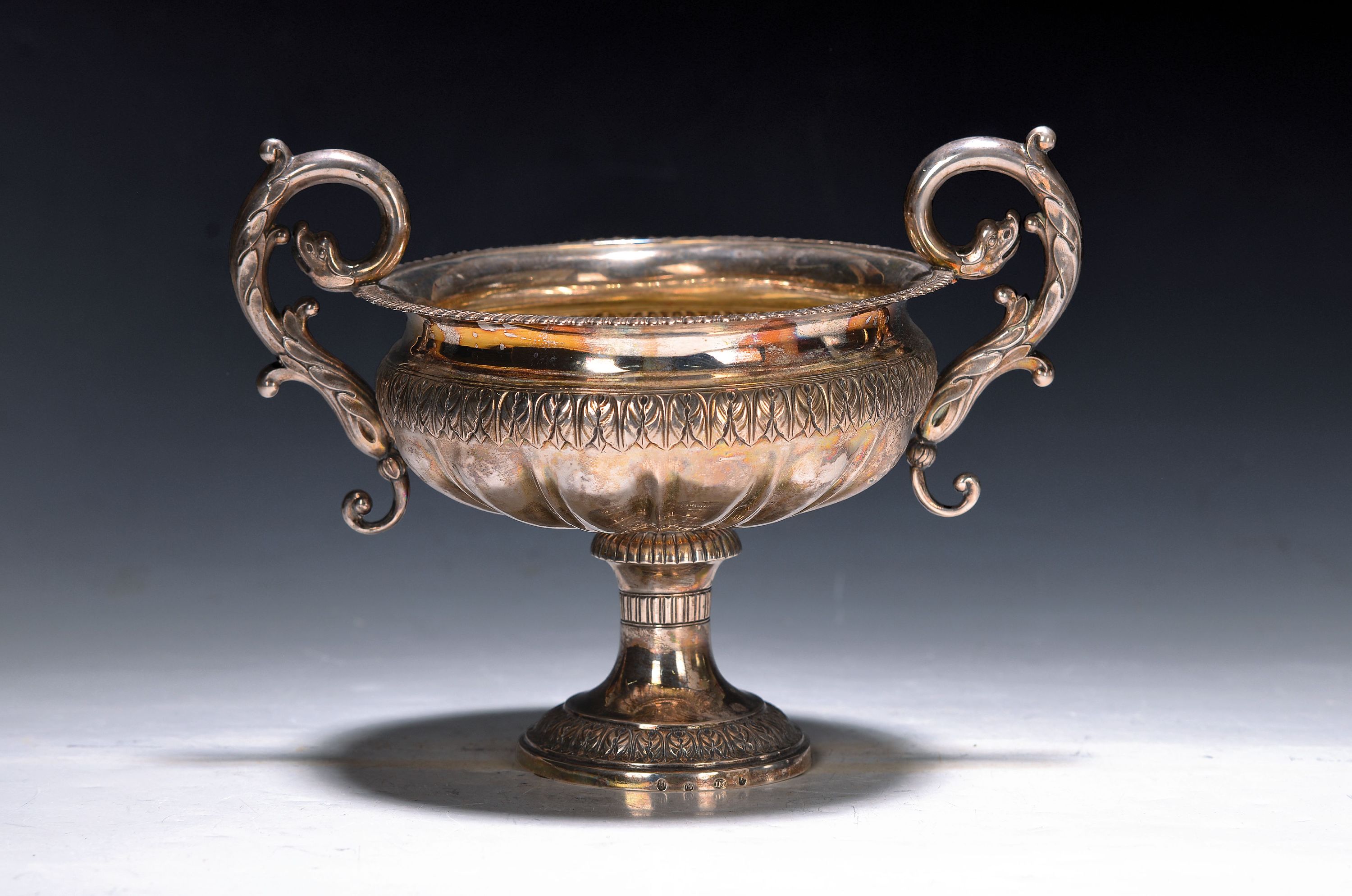 Fußschale aus Silber, Christian Olsen Möller, Dänemark, 1832, Silber, Monatsmarke Wassermann, Meistermarke M, Akanthusblattfriese, Doppelhenkel ...
