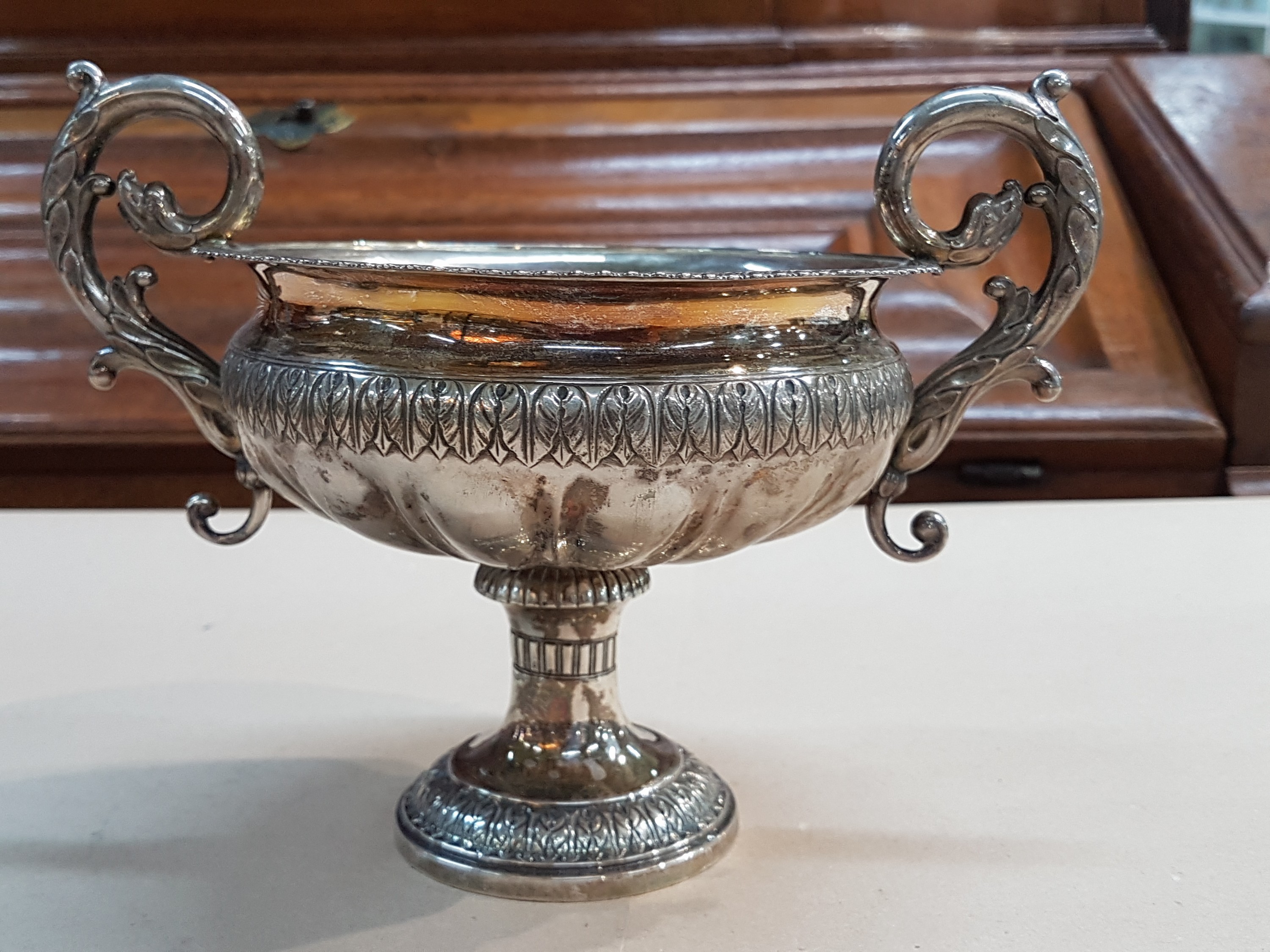 Detail a: Fußschale aus Silber, Christian Olsen Möller, Dänemark, 1832, Silber, Monatsmarke Wassermann, Meistermarke M, Akanthusblattfriese, Doppelhenkel ...