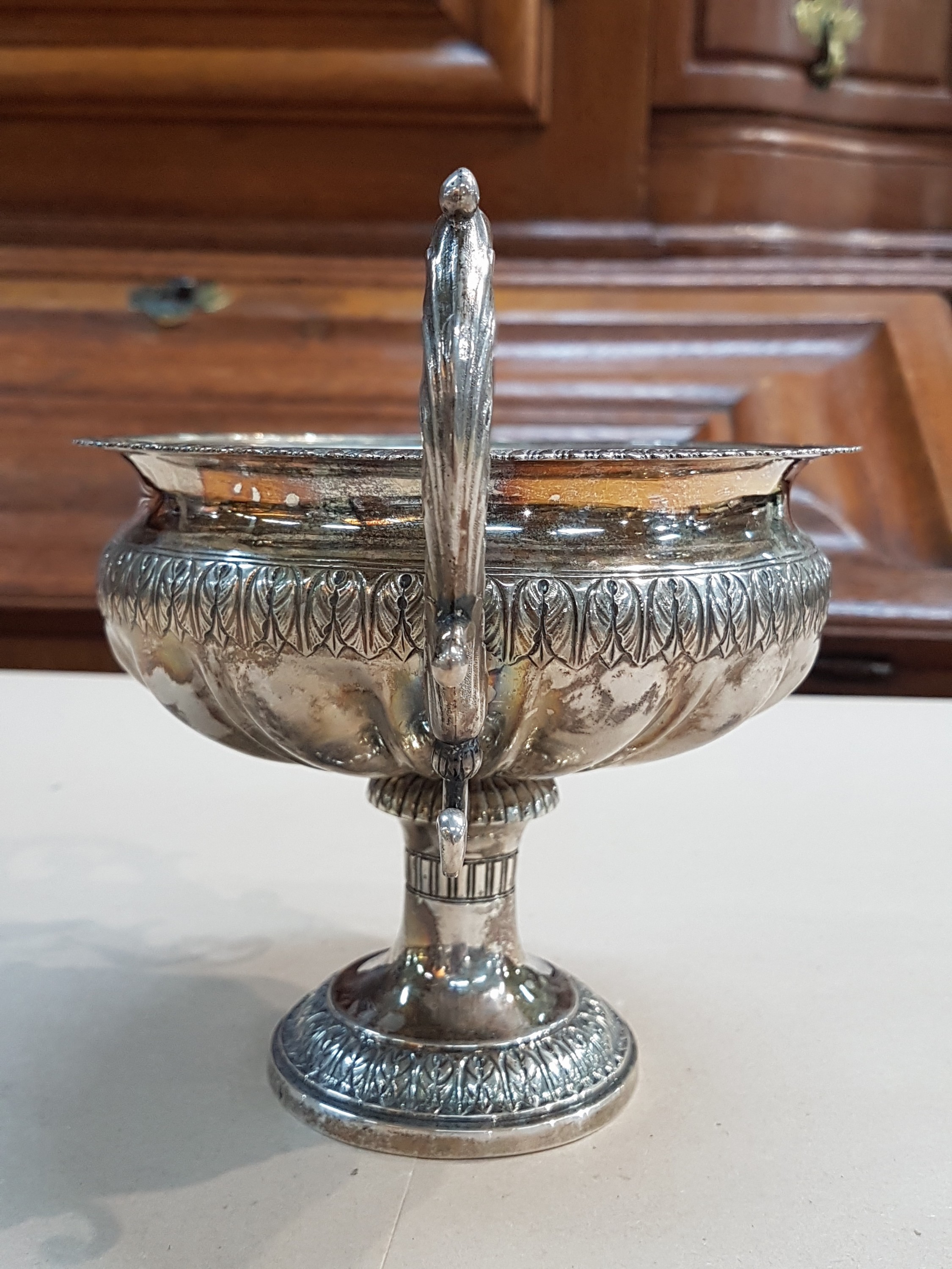 Detail b: Fußschale aus Silber, Christian Olsen Möller, Dänemark, 1832, Silber, Monatsmarke Wassermann, Meistermarke M, Akanthusblattfriese, Doppelhenkel ...