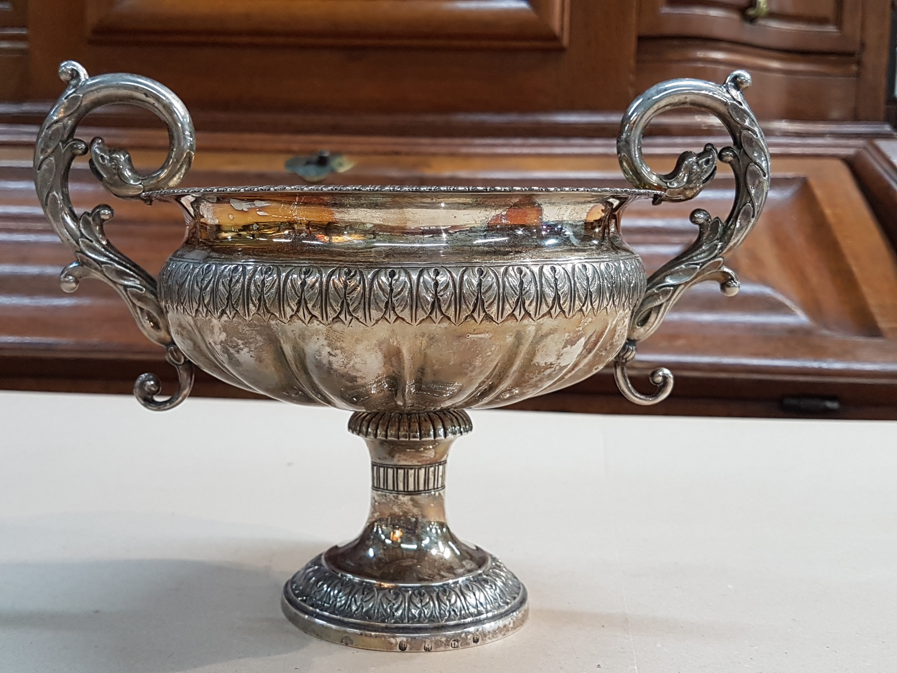 Detail c: Fußschale aus Silber, Christian Olsen Möller, Dänemark, 1832, Silber, Monatsmarke Wassermann, Meistermarke M, Akanthusblattfriese, Doppelhenkel ...