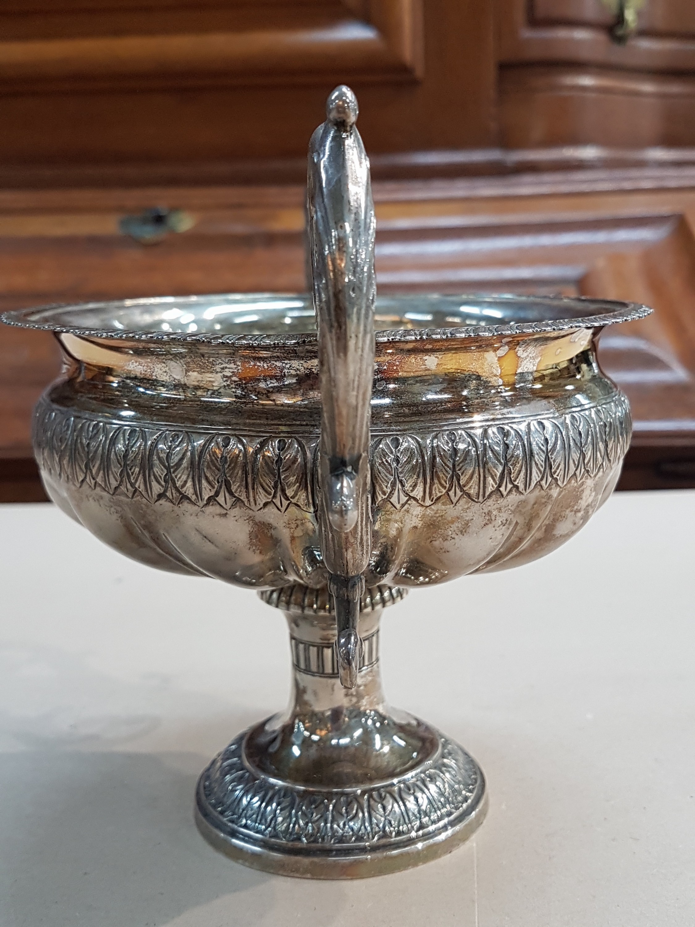 Detail d: Fußschale aus Silber, Christian Olsen Möller, Dänemark, 1832, Silber, Monatsmarke Wassermann, Meistermarke M, Akanthusblattfriese, Doppelhenkel ...