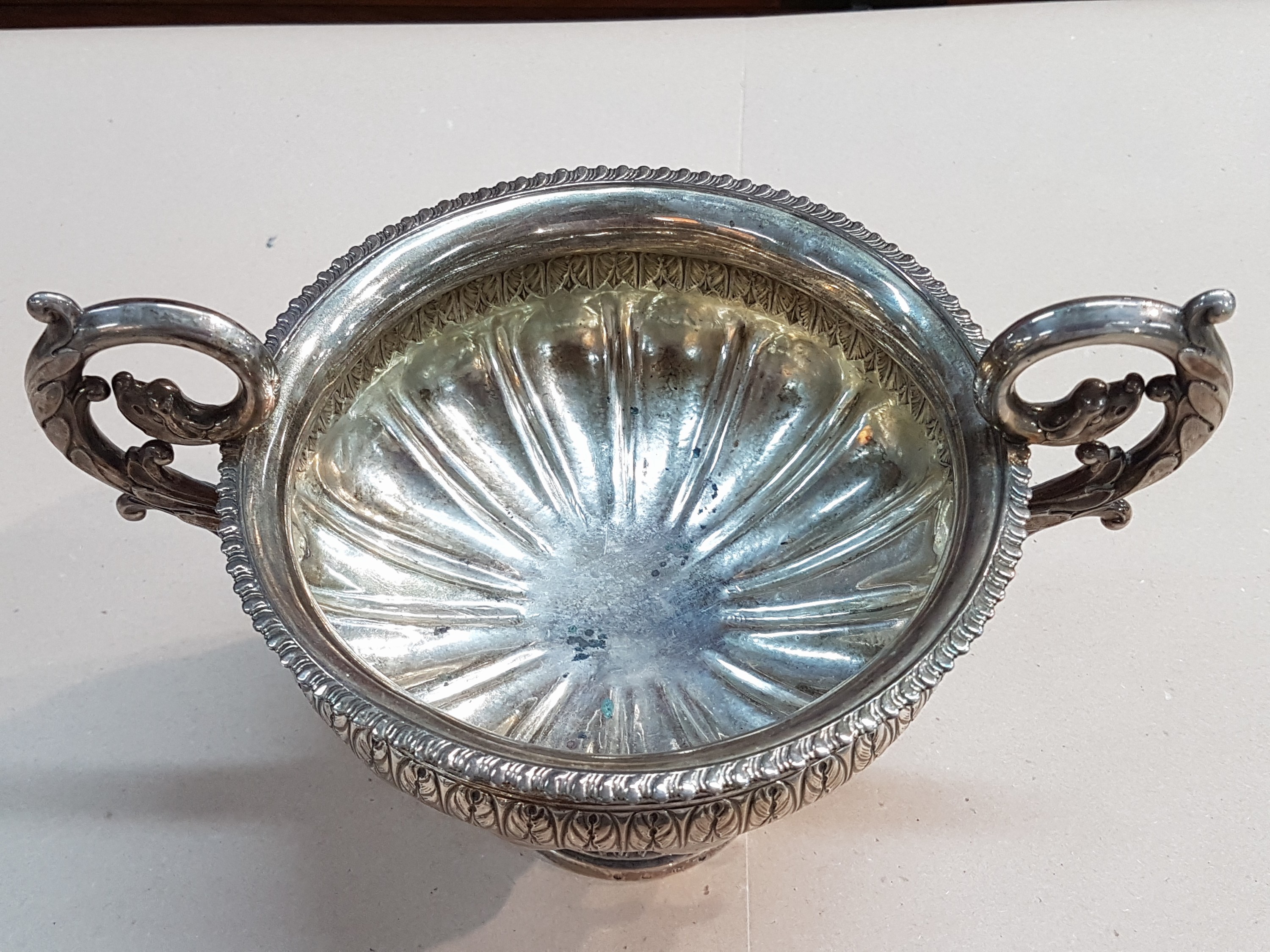 Detail e: Fußschale aus Silber, Christian Olsen Möller, Dänemark, 1832, Silber, Monatsmarke Wassermann, Meistermarke M, Akanthusblattfriese, Doppelhenkel ...