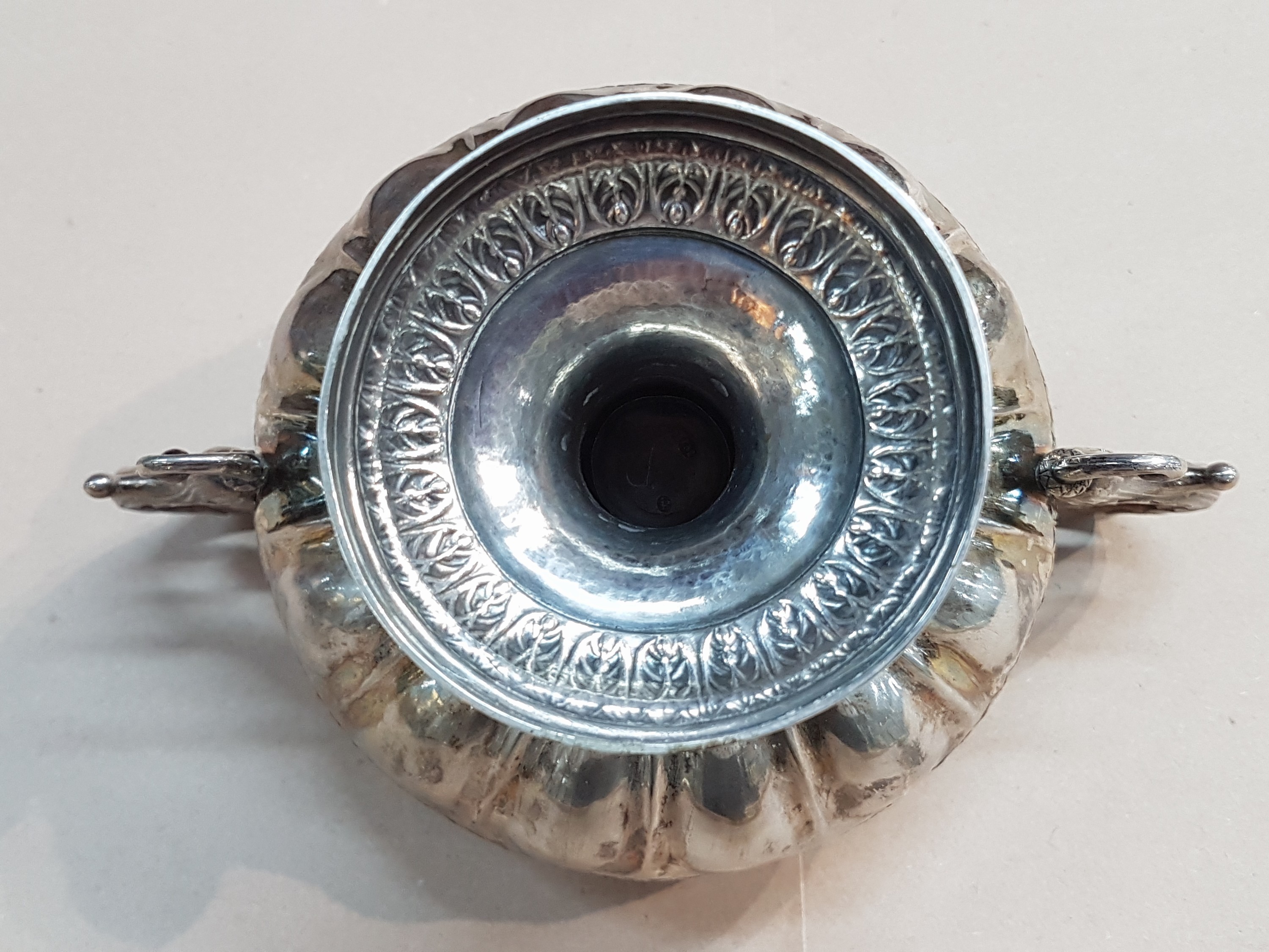 Detail f: Fußschale aus Silber, Christian Olsen Möller, Dänemark, 1832, Silber, Monatsmarke Wassermann, Meistermarke M, Akanthusblattfriese, Doppelhenkel ...