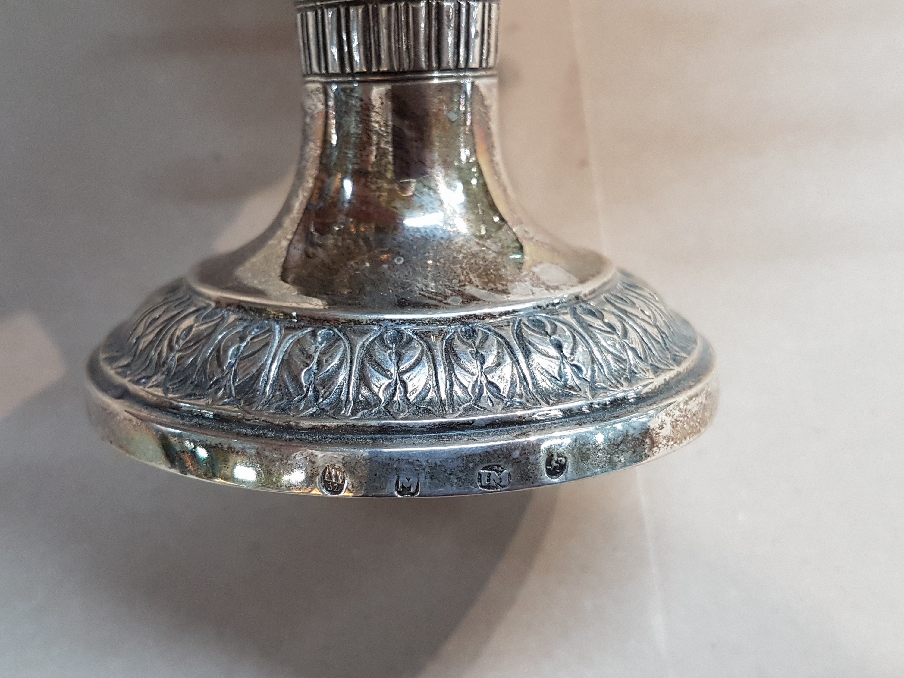Detail g: Fußschale aus Silber, Christian Olsen Möller, Dänemark, 1832, Silber, Monatsmarke Wassermann, Meistermarke M, Akanthusblattfriese, Doppelhenkel ...