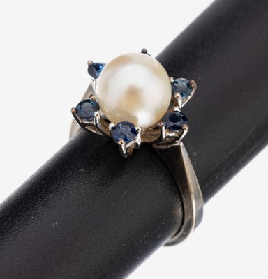 Image 18 kt Gold Perl-Saphir-Ring, WG 750/000, mittig Zuchtperle D. ca. 8.5 mm, 6 rund ...