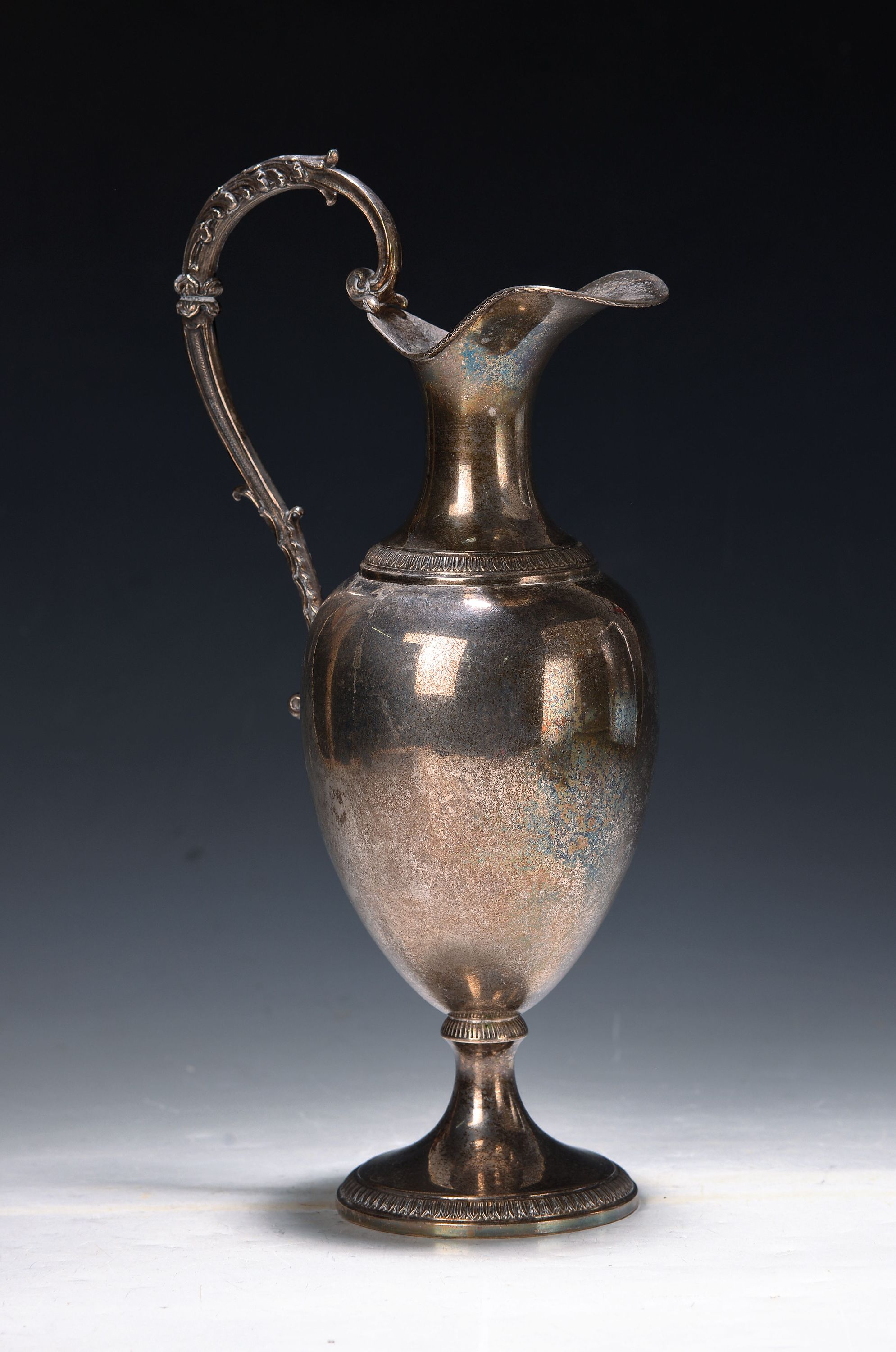 Henkelkanne aus Silber, 20.Jh., 800er, in klassizistischem Stil, Herstellermarke unleserlich, H. 31 cm, 481g