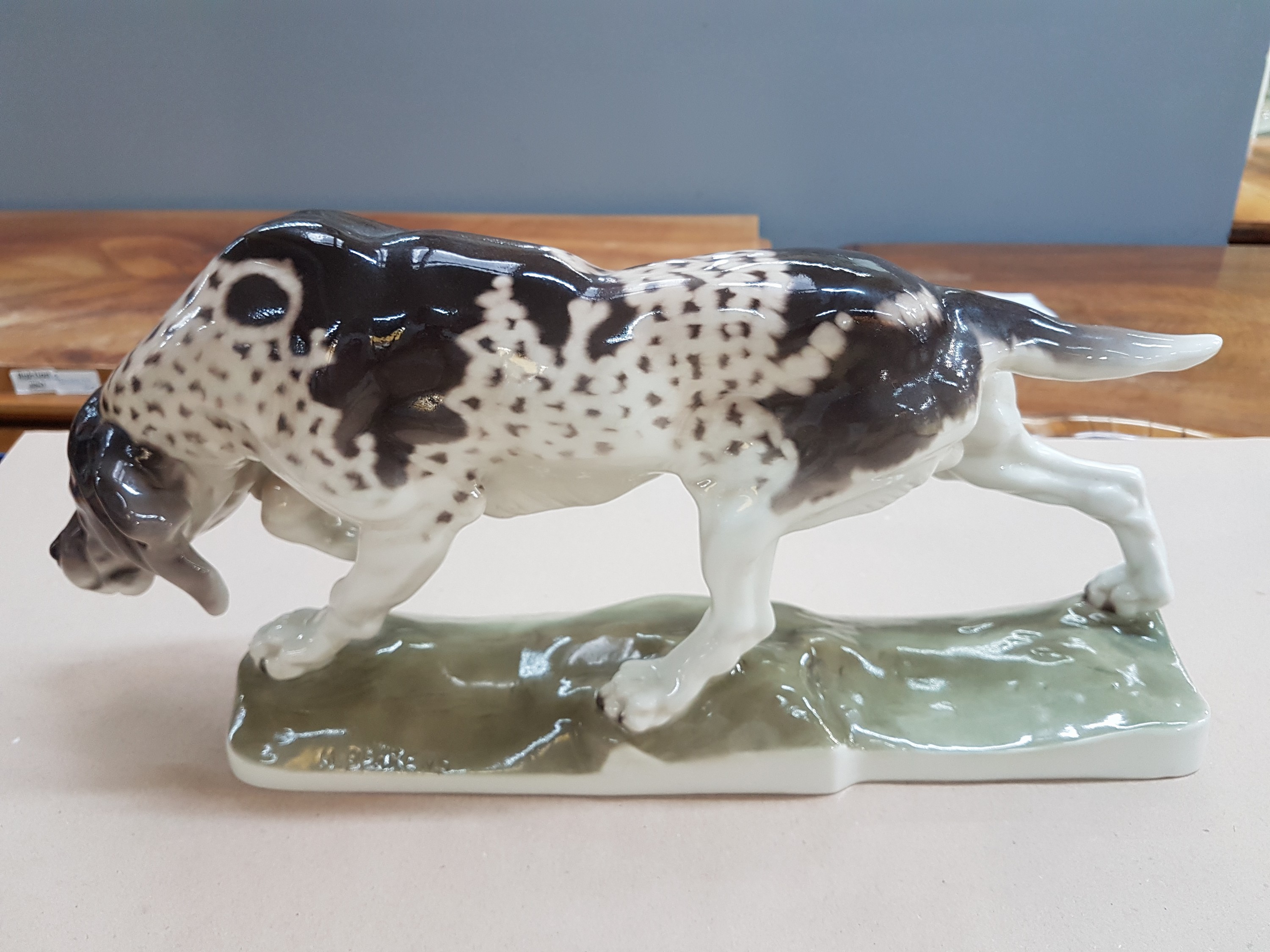 Detail c: Porzellanfigur, Nymphenburg, großer Jagdhund, 20. Jh., Entwurf Hans Behrens, Unterglasurbemalung, Modell 160, naturalistisch bemalt, ca. 18.5 x 42 cm