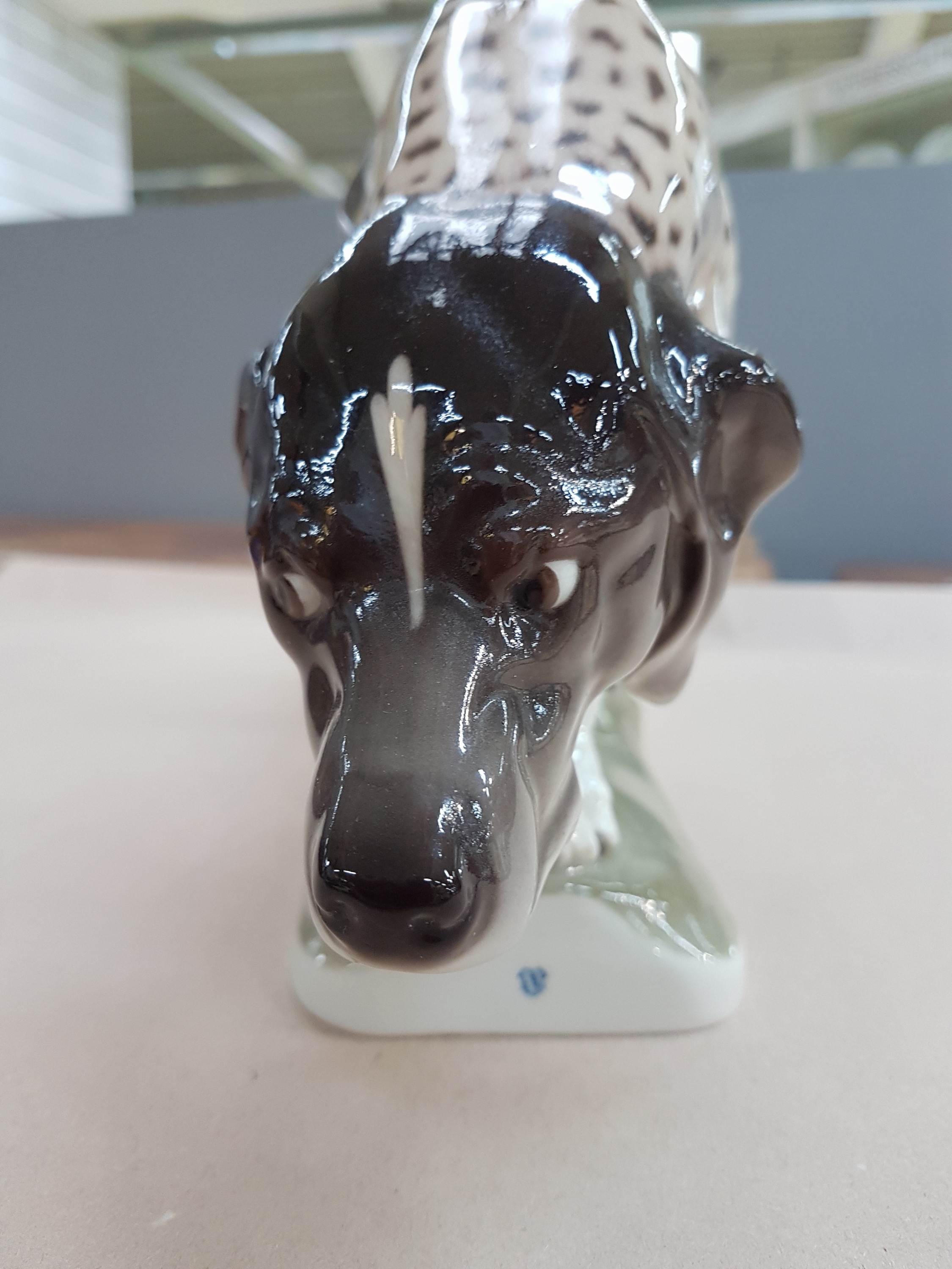 Detail e: Porzellanfigur, Nymphenburg, großer Jagdhund, 20. Jh., Entwurf Hans Behrens, Unterglasurbemalung, Modell 160, naturalistisch bemalt, ca. 18.5 x 42 cm