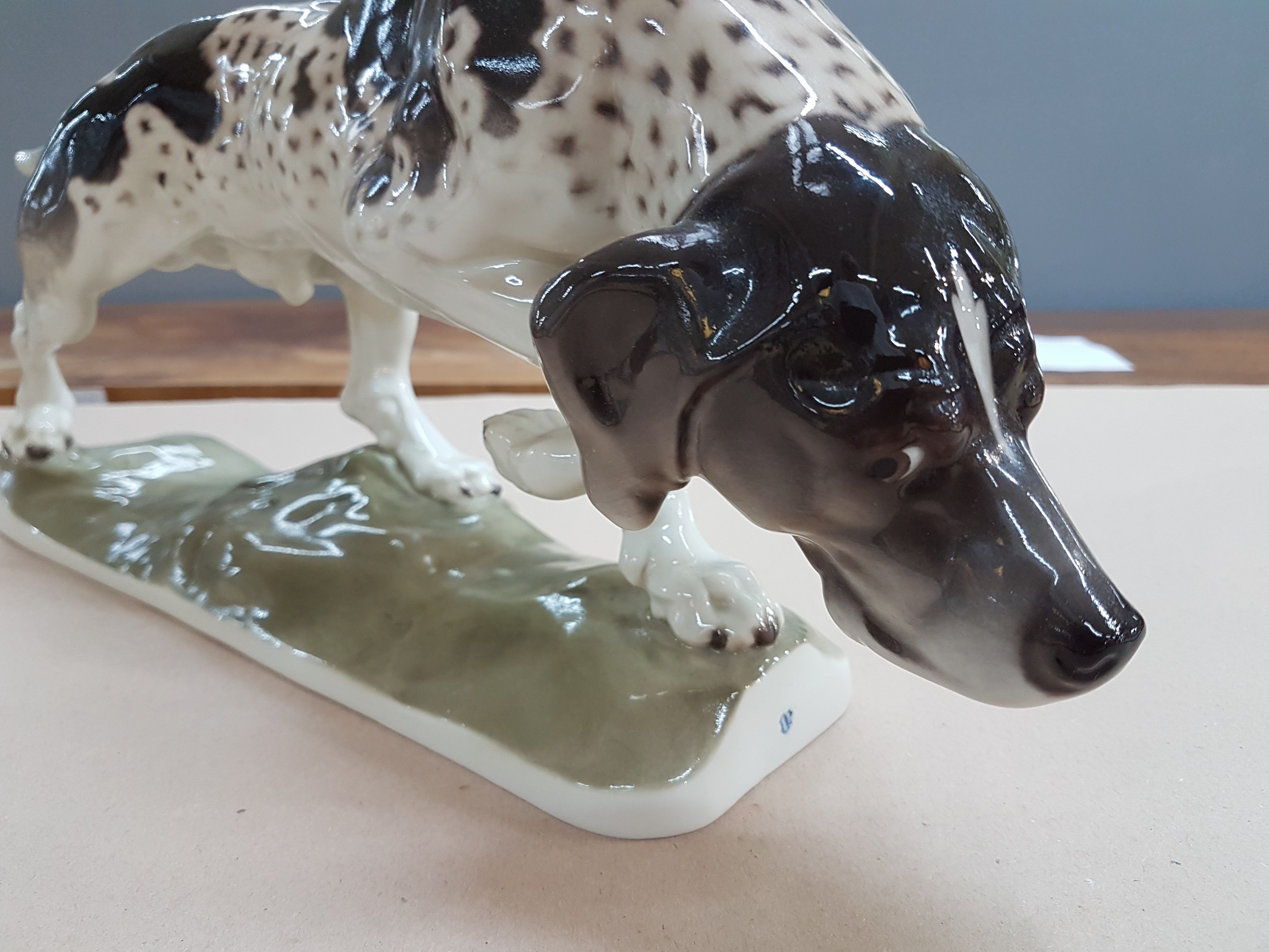 Detail g: Porzellanfigur, Nymphenburg, großer Jagdhund, 20. Jh., Entwurf Hans Behrens, Unterglasurbemalung, Modell 160, naturalistisch bemalt, ca. 18.5 x 42 cm