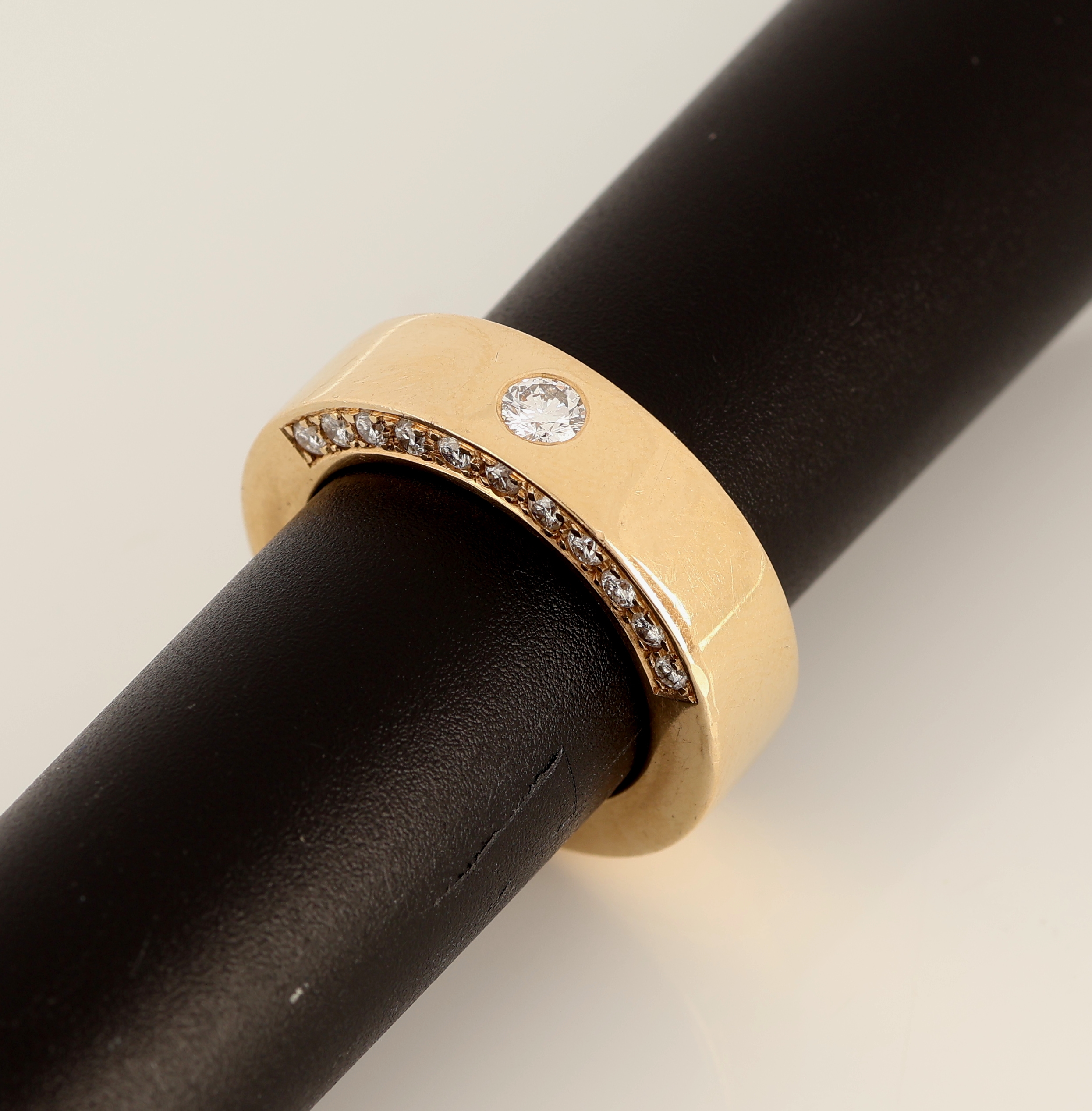 Detail a: 14 kt Gold ODENWALD Brillant-Ring, GG 585/000, mittig und vs. bes. mit 12 Brillantenzus. ca. 0.37 ct feines Weiß/si, RW 54, ca. 18.3 g, Rechnung ...