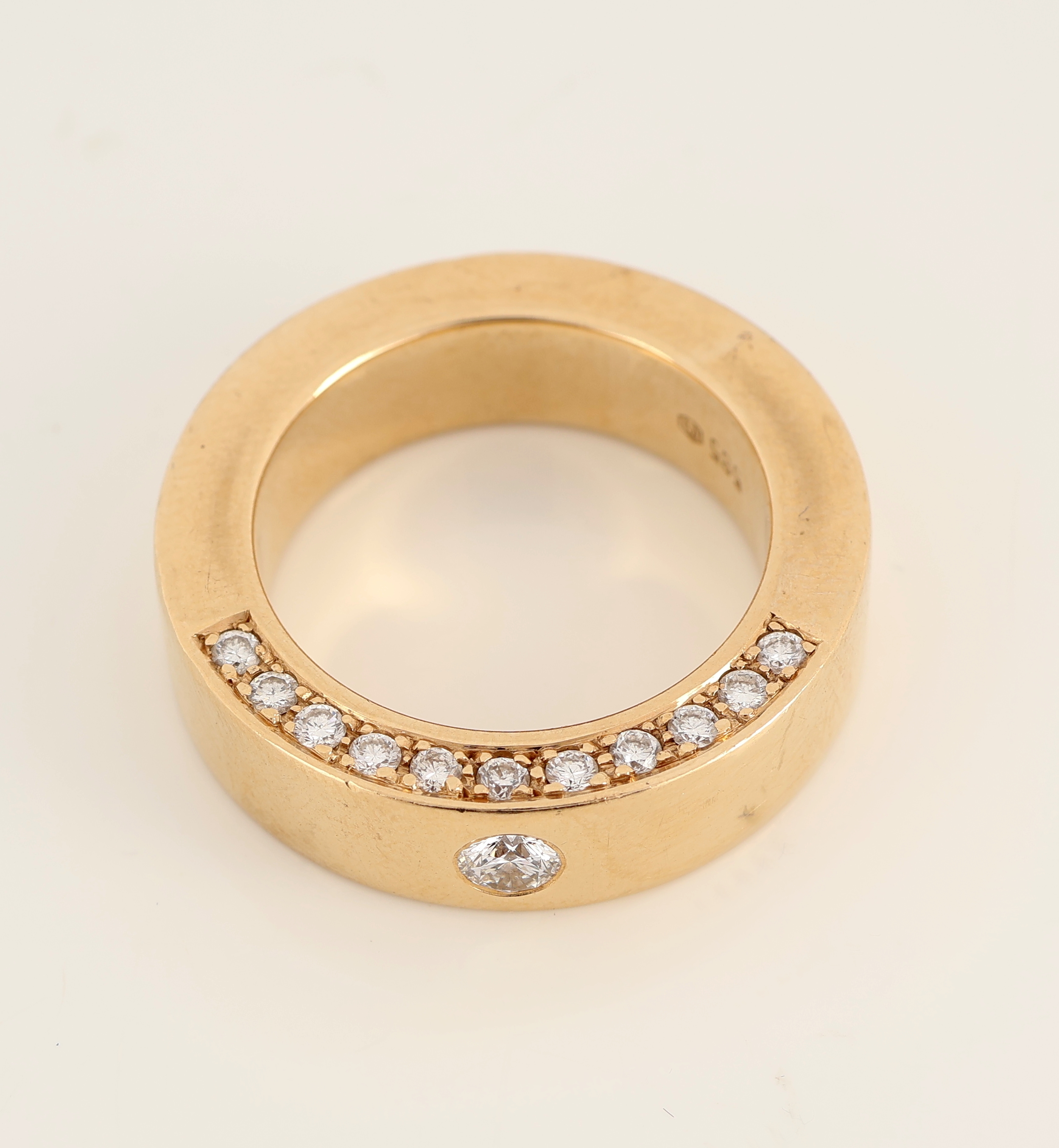 Detail c: 14 kt Gold ODENWALD Brillant-Ring, GG 585/000, mittig und vs. bes. mit 12 Brillantenzus. ca. 0.37 ct feines Weiß/si, RW 54, ca. 18.3 g, Rechnung ...