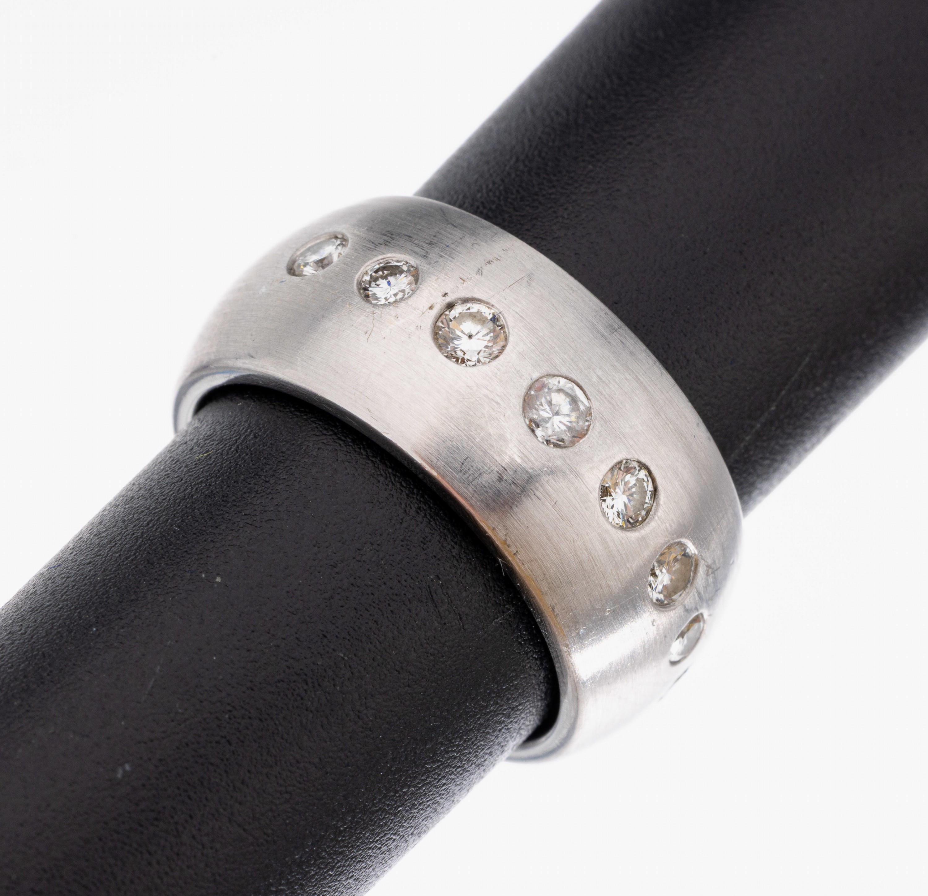 14 kt Gold Brillant-Ring, WG 585/000, Schiene fein sat., bes. mit 7 Brillanten zus. ca. 0.28 ct Weiß/si-p, 1 Stein Diamantimitation, RW 55, ca. ...