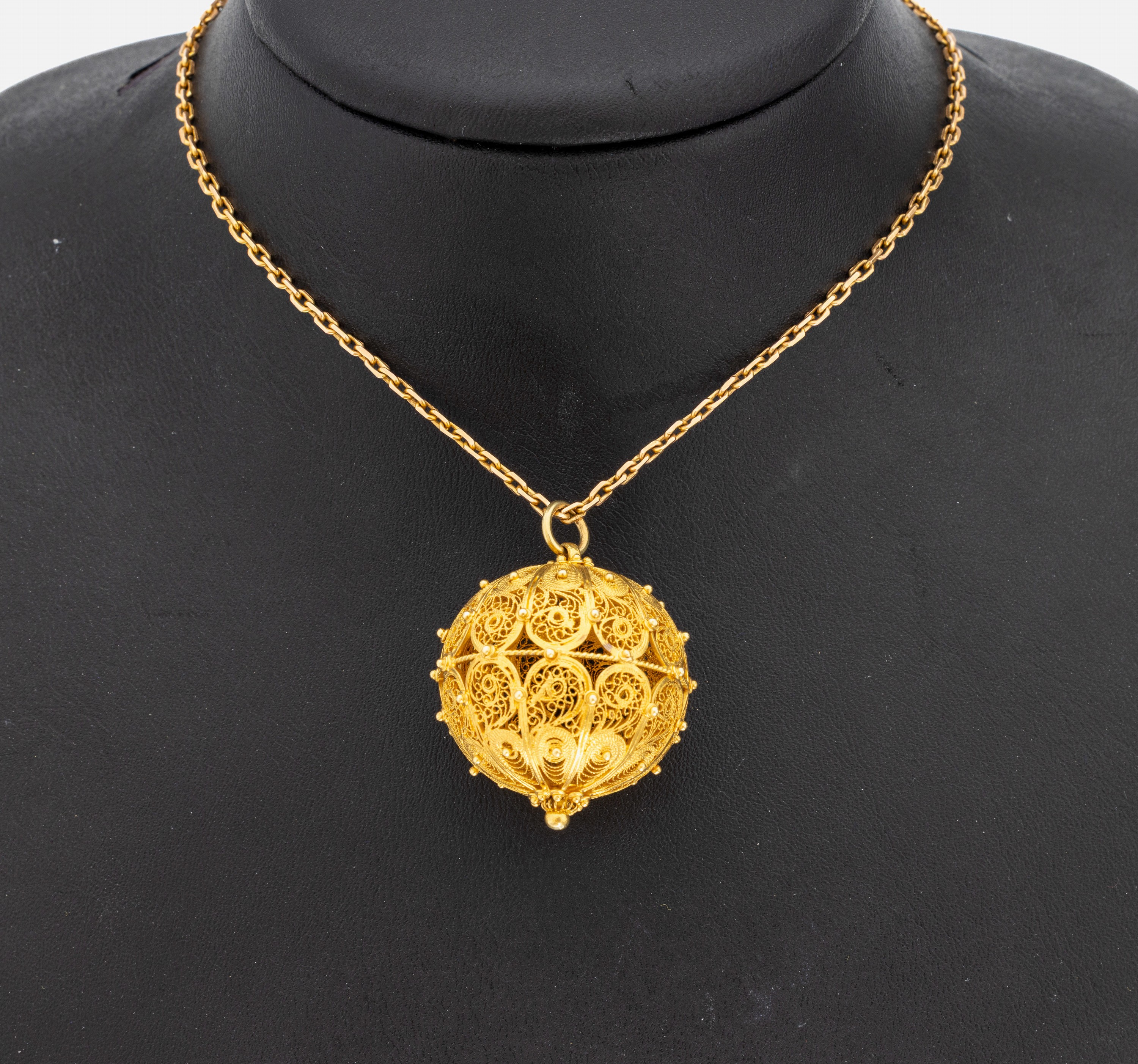 14 kt Gold Anhänger "Kugel", GG 585/000, Kugel aus feiner Filigranarbeit, D. ca. 2.8 cm, an Kette, GG 750/000, L. ca. 76 cm, ...
