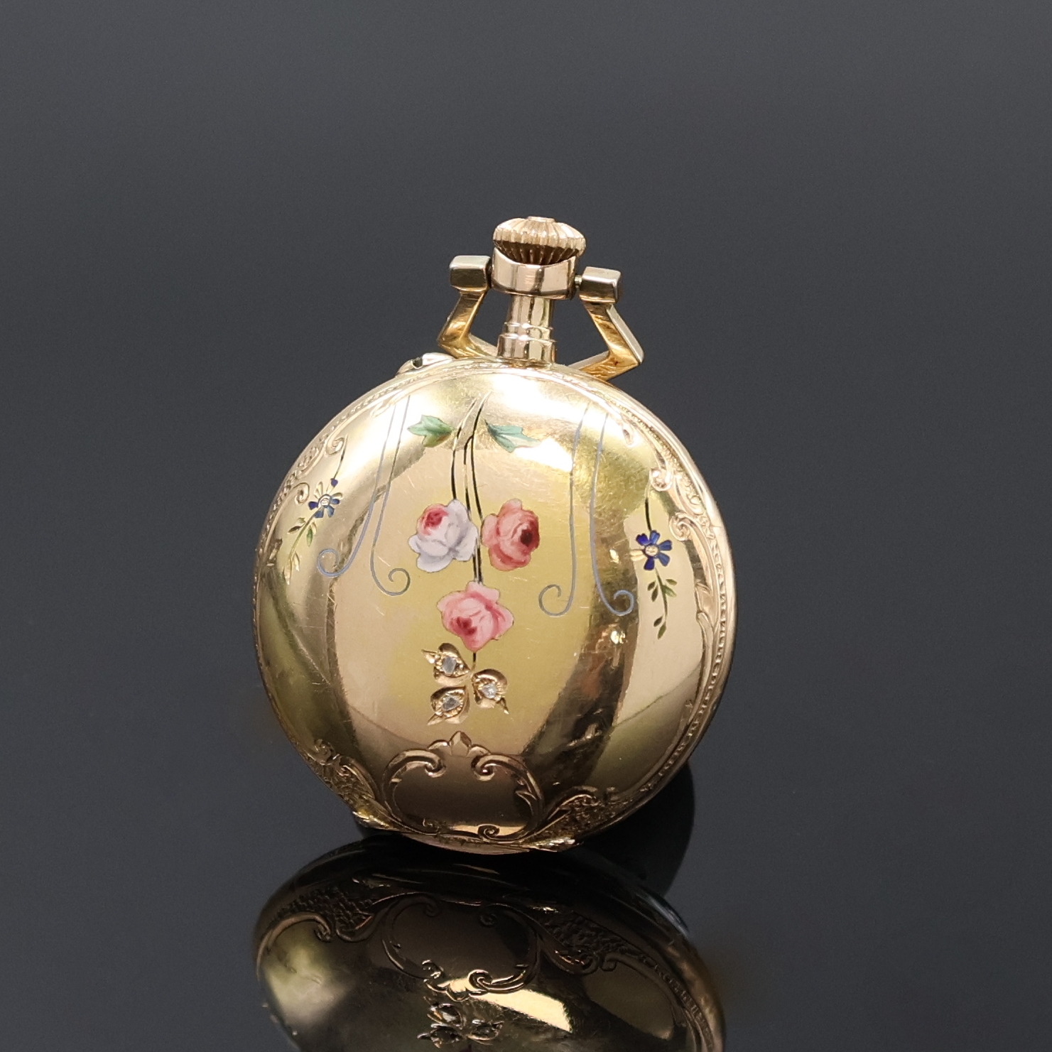 Detail a: Kleine Email-Taschenuhr in GG 585/000, Schweiz um 1900, bombiertes Geh., rücks. am Rand tief grav. sowie polychrom emaillierte Blüten im Zentrum ...