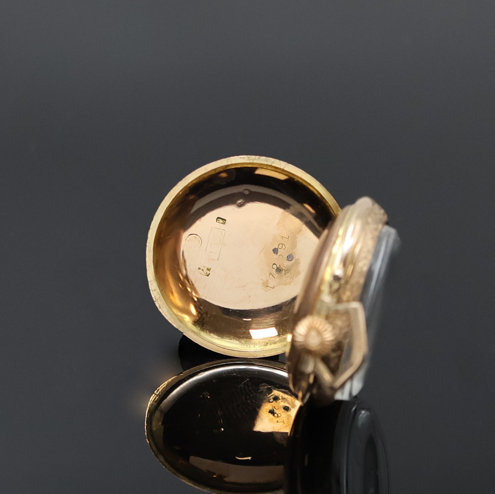 Detail b: Kleine Email-Taschenuhr in GG 585/000, Schweiz um 1900, bombiertes Geh., rücks. am Rand tief grav. sowie polychrom emaillierte Blüten im Zentrum ...