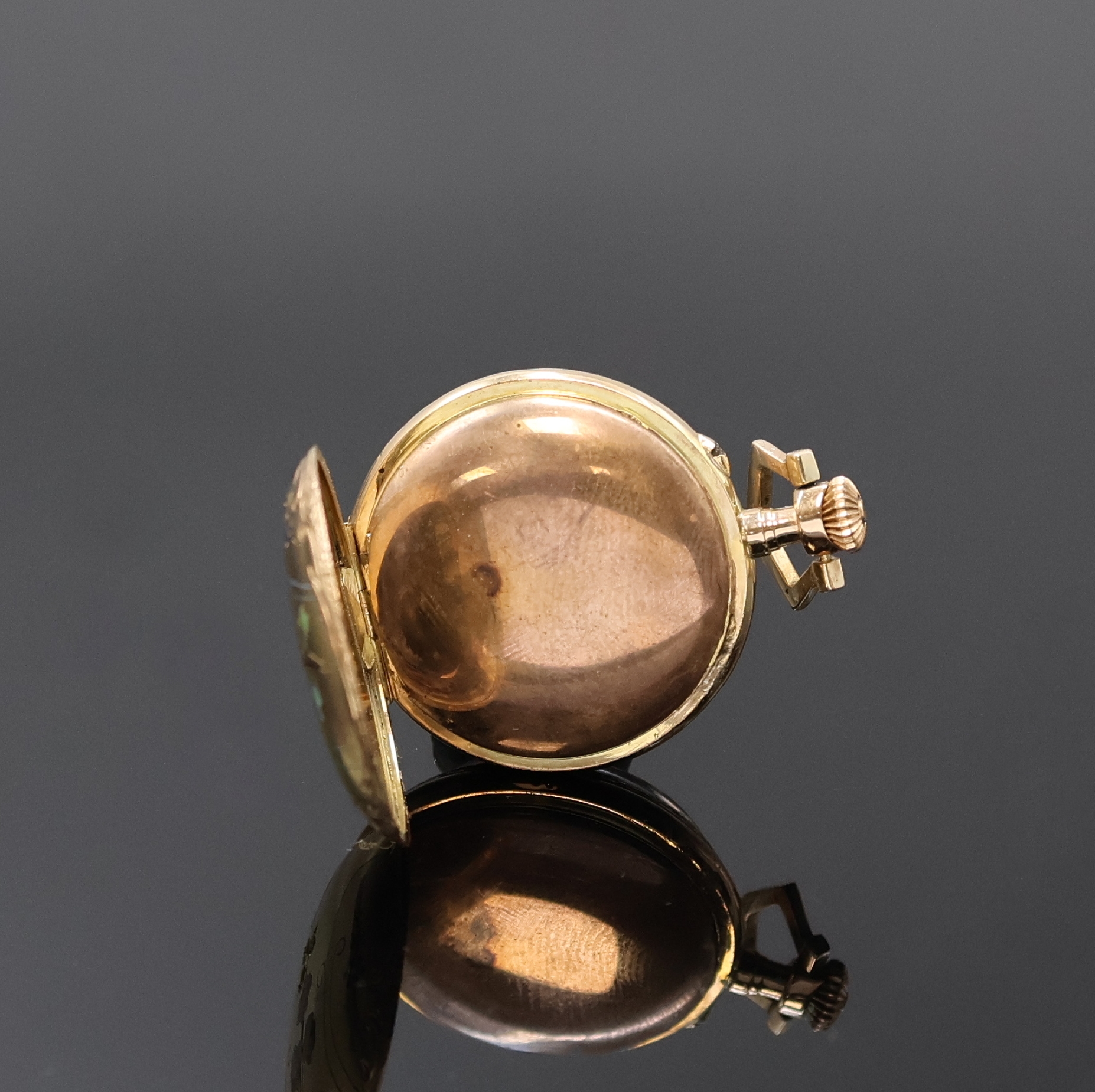 Detail c: Kleine Email-Taschenuhr in GG 585/000, Schweiz um 1900, bombiertes Geh., rücks. am Rand tief grav. sowie polychrom emaillierte Blüten im Zentrum ...