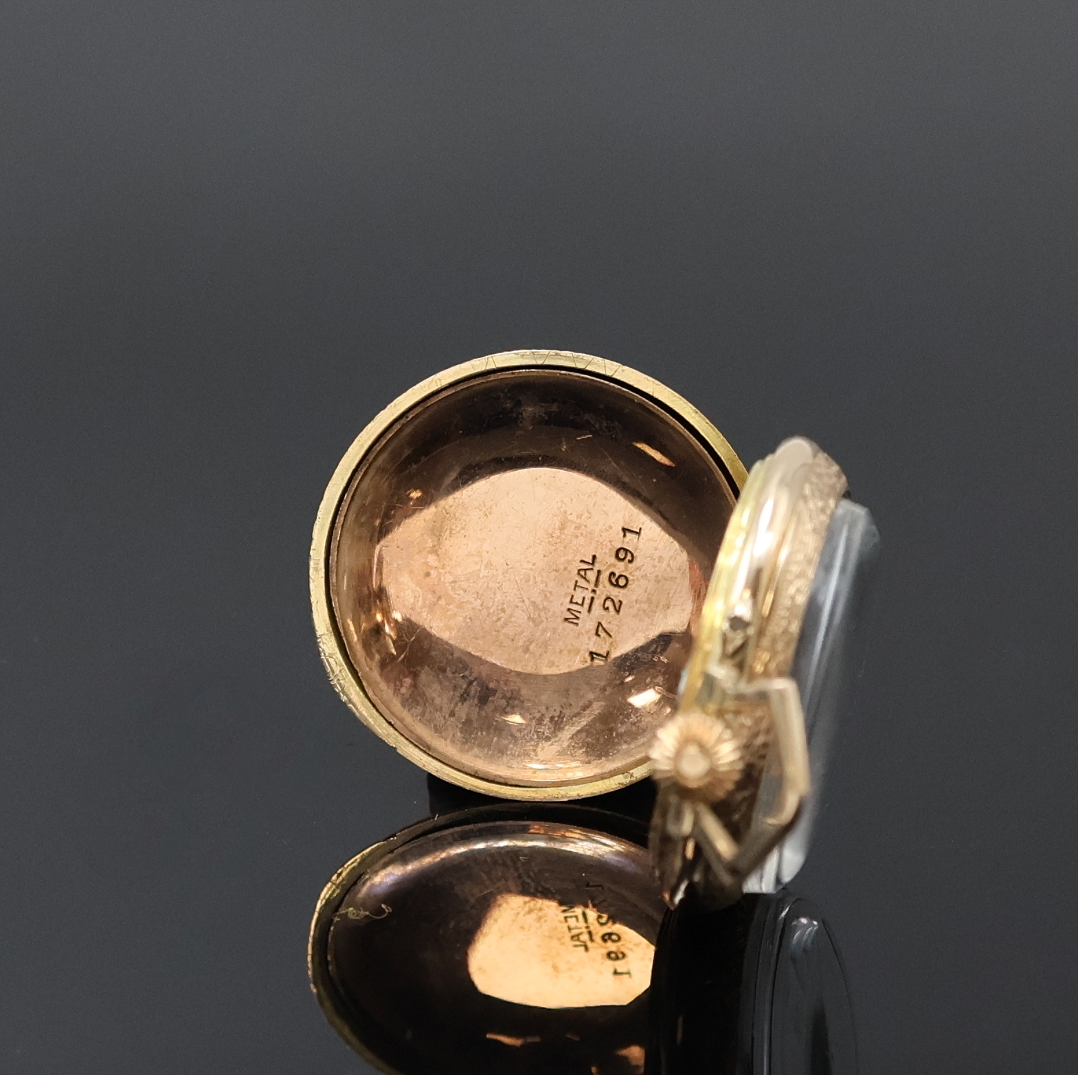 Detail d: Kleine Email-Taschenuhr in GG 585/000, Schweiz um 1900, bombiertes Geh., rücks. am Rand tief grav. sowie polychrom emaillierte Blüten im Zentrum ...