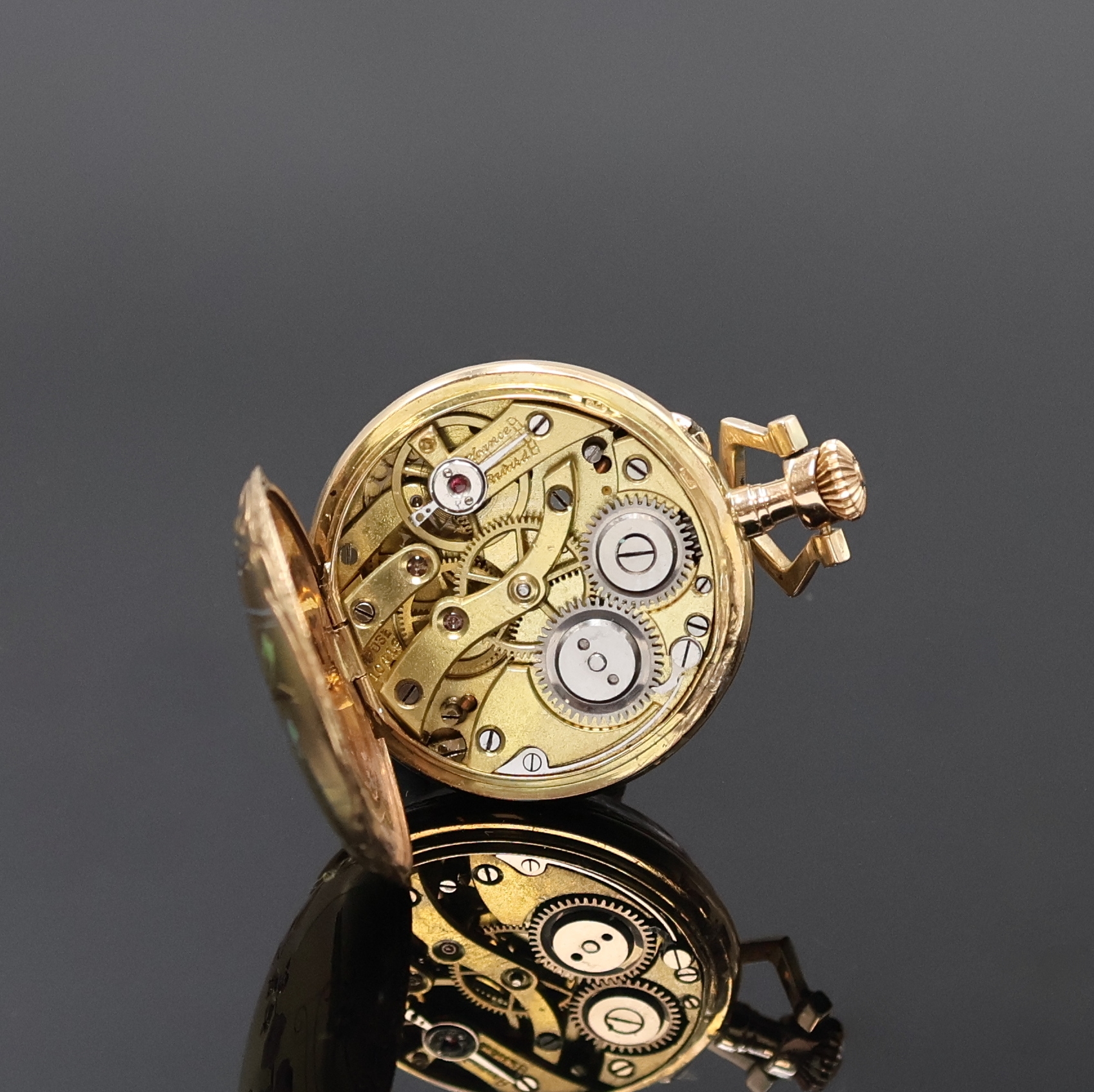 Detail e: Kleine Email-Taschenuhr in GG 585/000, Schweiz um 1900, bombiertes Geh., rücks. am Rand tief grav. sowie polychrom emaillierte Blüten im Zentrum ...
