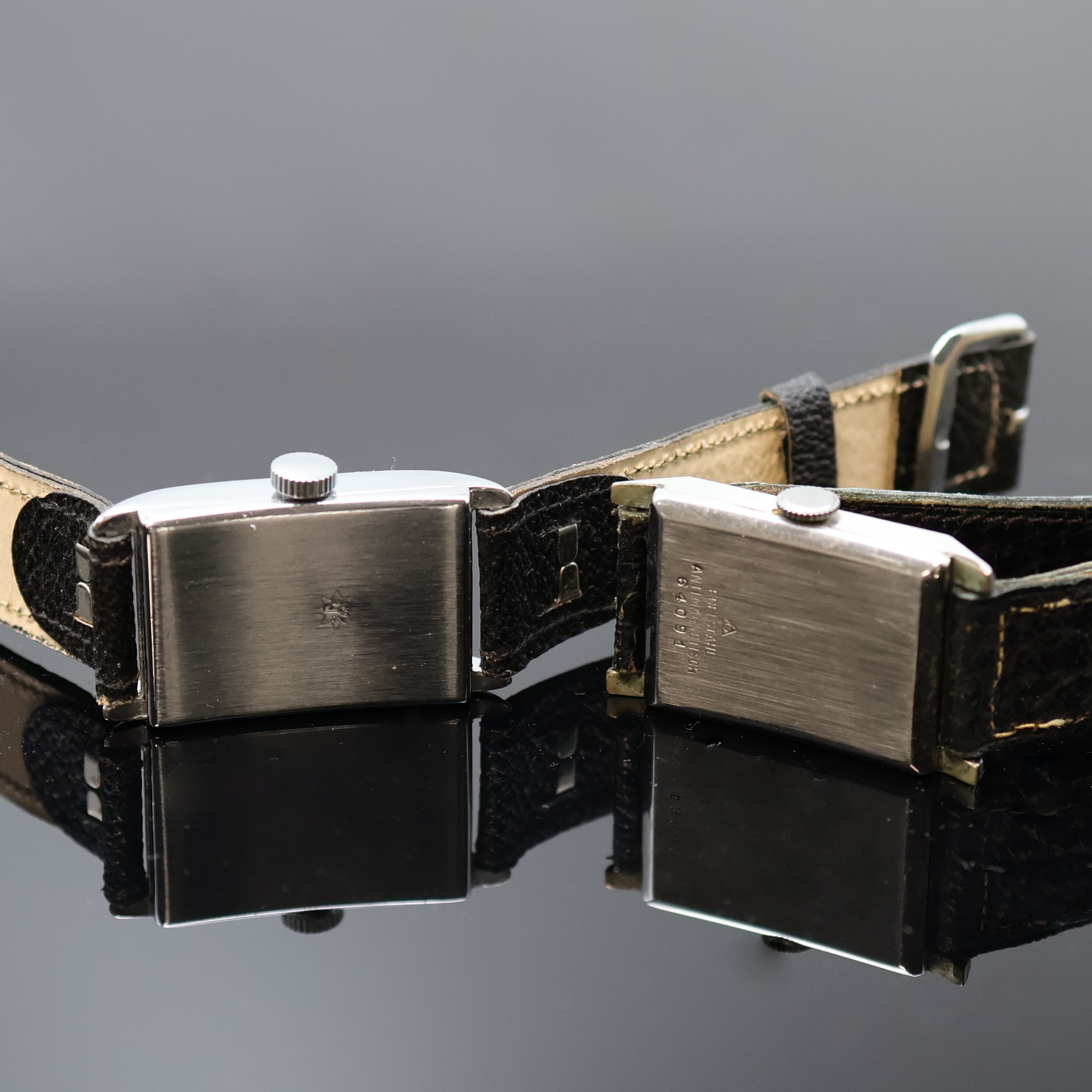 Detail b: ARCTOS/UROFA 58 sowie 2 weitere rechteckige Armbanduhren, Handaufzug, 1) Arctos Elite, 2-tlg. Stahlgeh., silb. Zifferbl., gebl. Zeiger, versilb. Werk ...