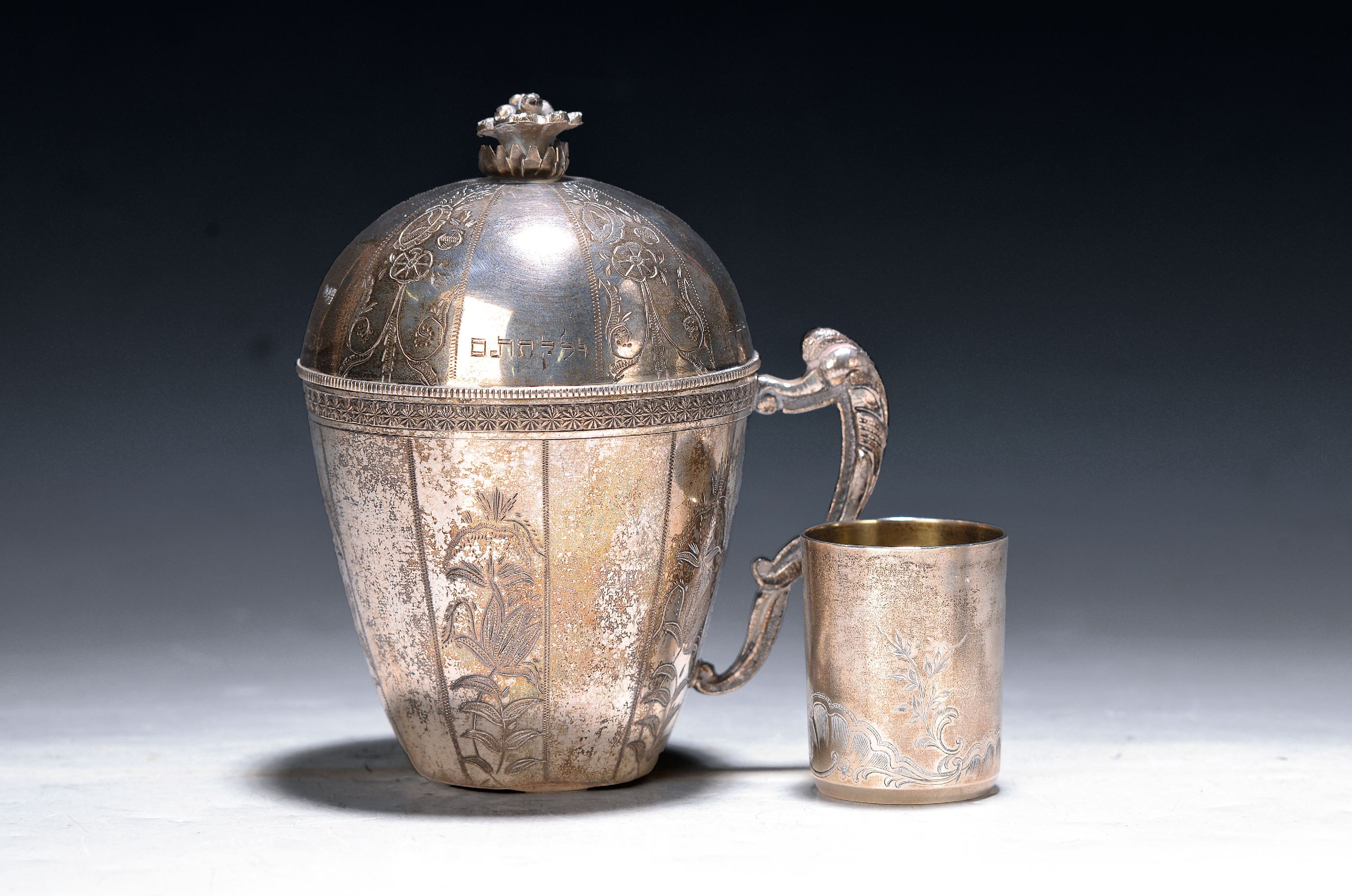 Große Deckeltasse und kleiner Becher, Moskau, datiert 1882 und 1896, 84 Zolotniki, Deckeltasse innenvergoldet, Deckel und Boden hebräisch ...