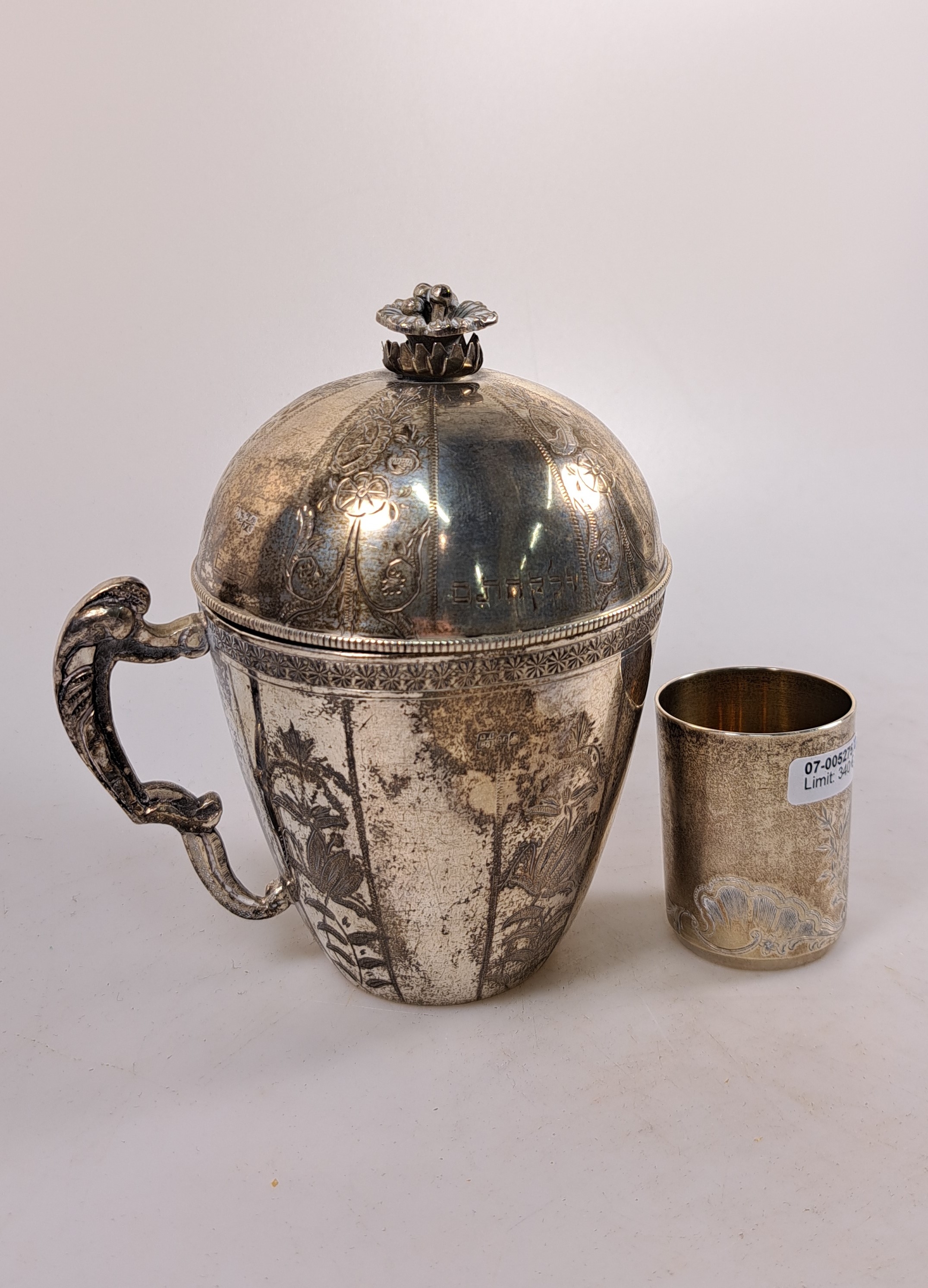 Detail a: Große Deckeltasse und kleiner Becher, Moskau, datiert 1882 und 1896, 84 Zolotniki, Deckeltasse innenvergoldet, Deckel und Boden hebräisch ...