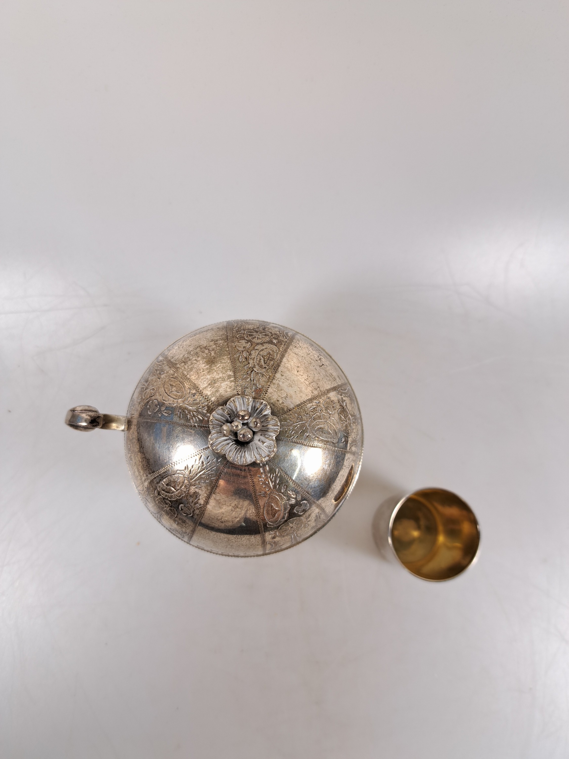 Detail b: Große Deckeltasse und kleiner Becher, Moskau, datiert 1882 und 1896, 84 Zolotniki, Deckeltasse innenvergoldet, Deckel und Boden hebräisch ...