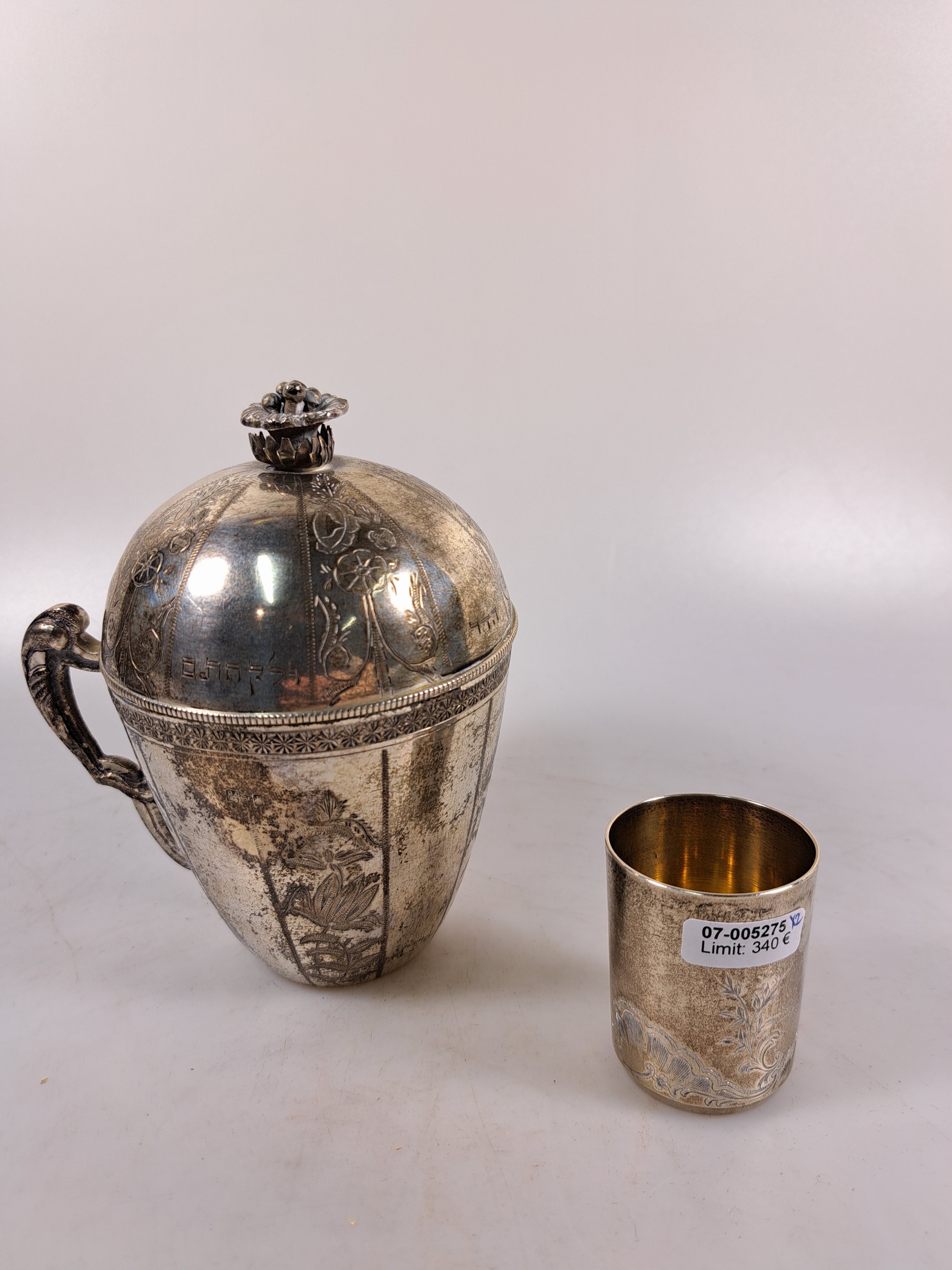 Detail c: Große Deckeltasse und kleiner Becher, Moskau, datiert 1882 und 1896, 84 Zolotniki, Deckeltasse innenvergoldet, Deckel und Boden hebräisch ...