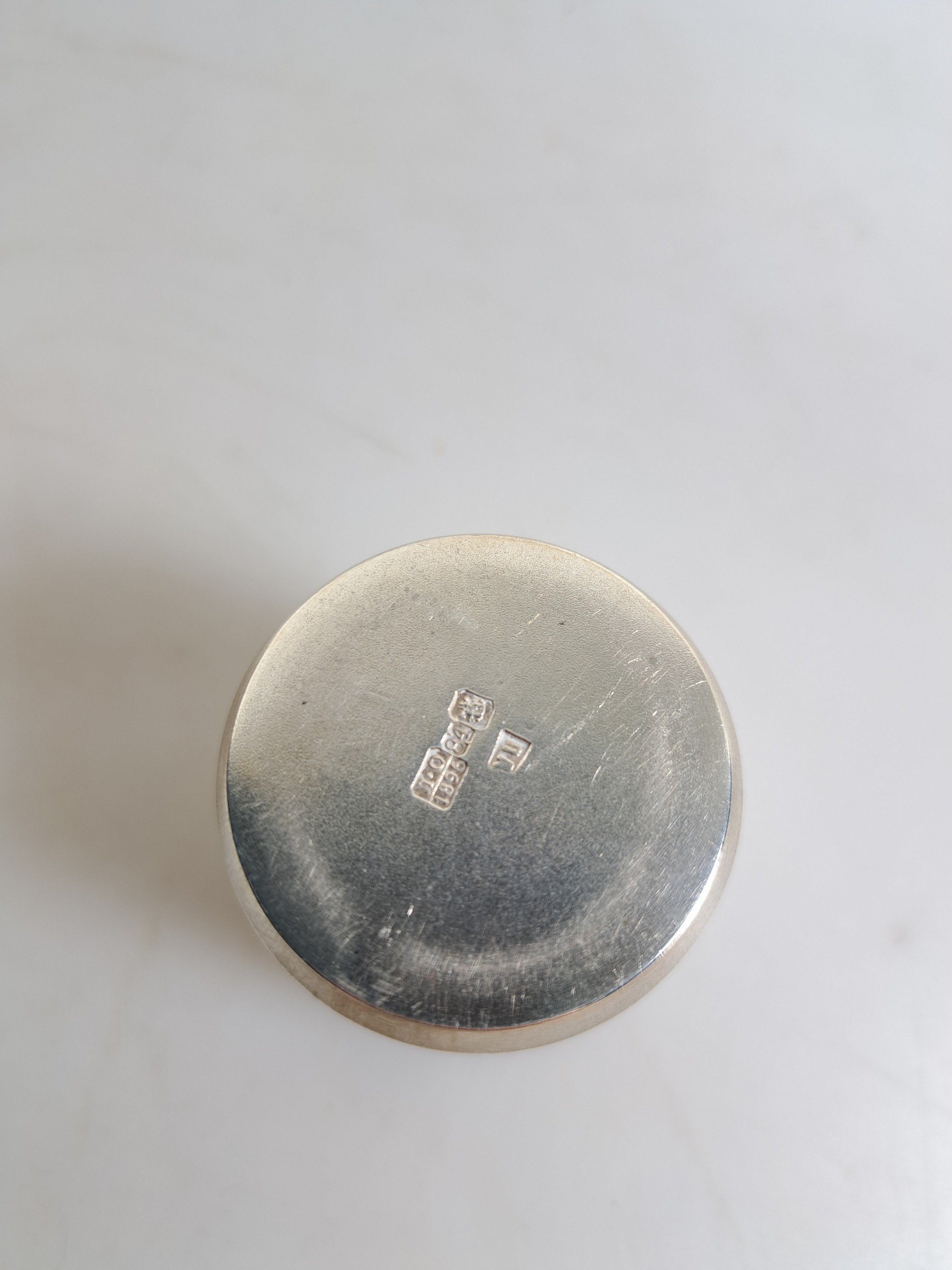 Detail d: Große Deckeltasse und kleiner Becher, Moskau, datiert 1882 und 1896, 84 Zolotniki, Deckeltasse innenvergoldet, Deckel und Boden hebräisch ...