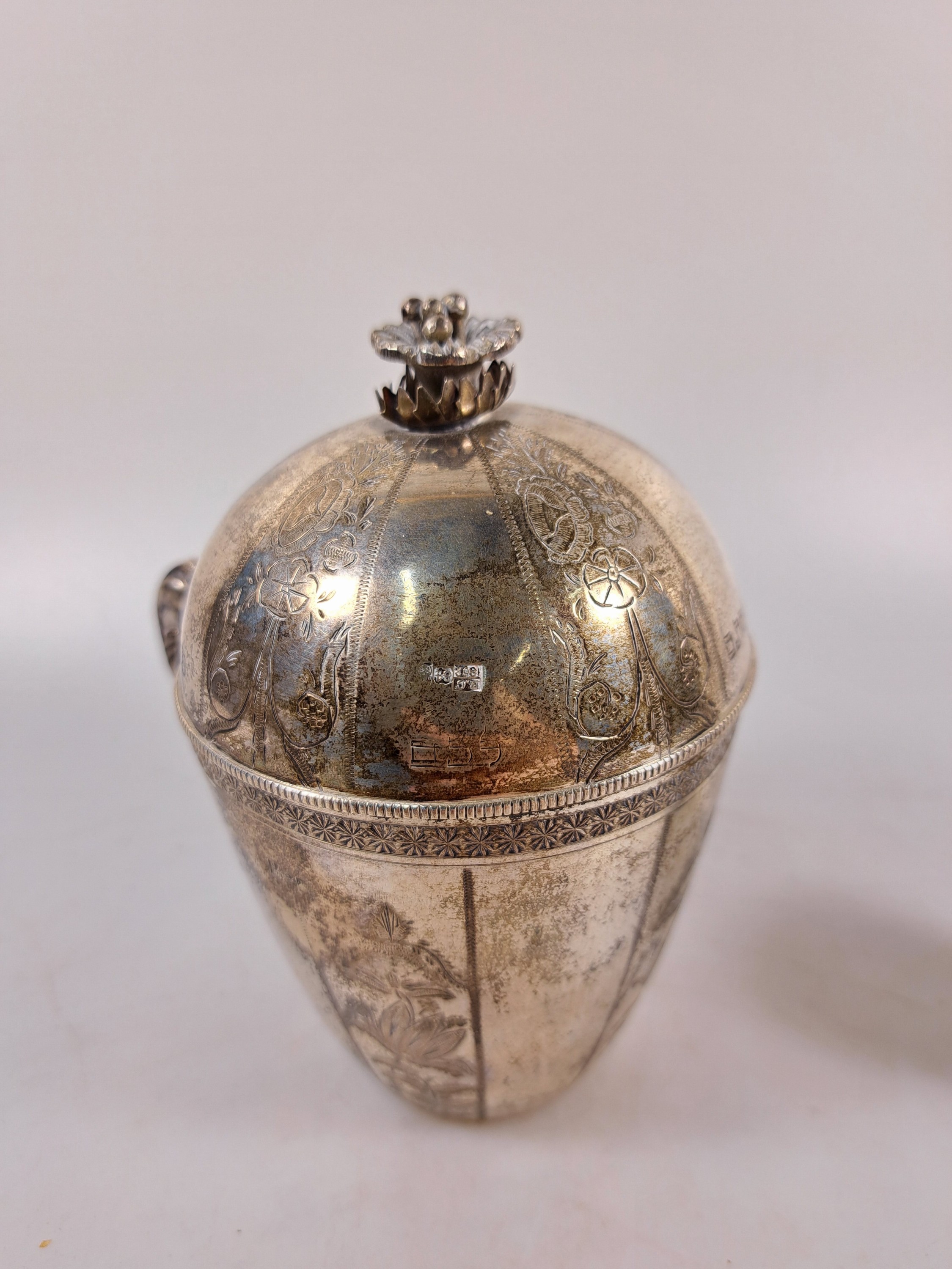 Detail e: Große Deckeltasse und kleiner Becher, Moskau, datiert 1882 und 1896, 84 Zolotniki, Deckeltasse innenvergoldet, Deckel und Boden hebräisch ...