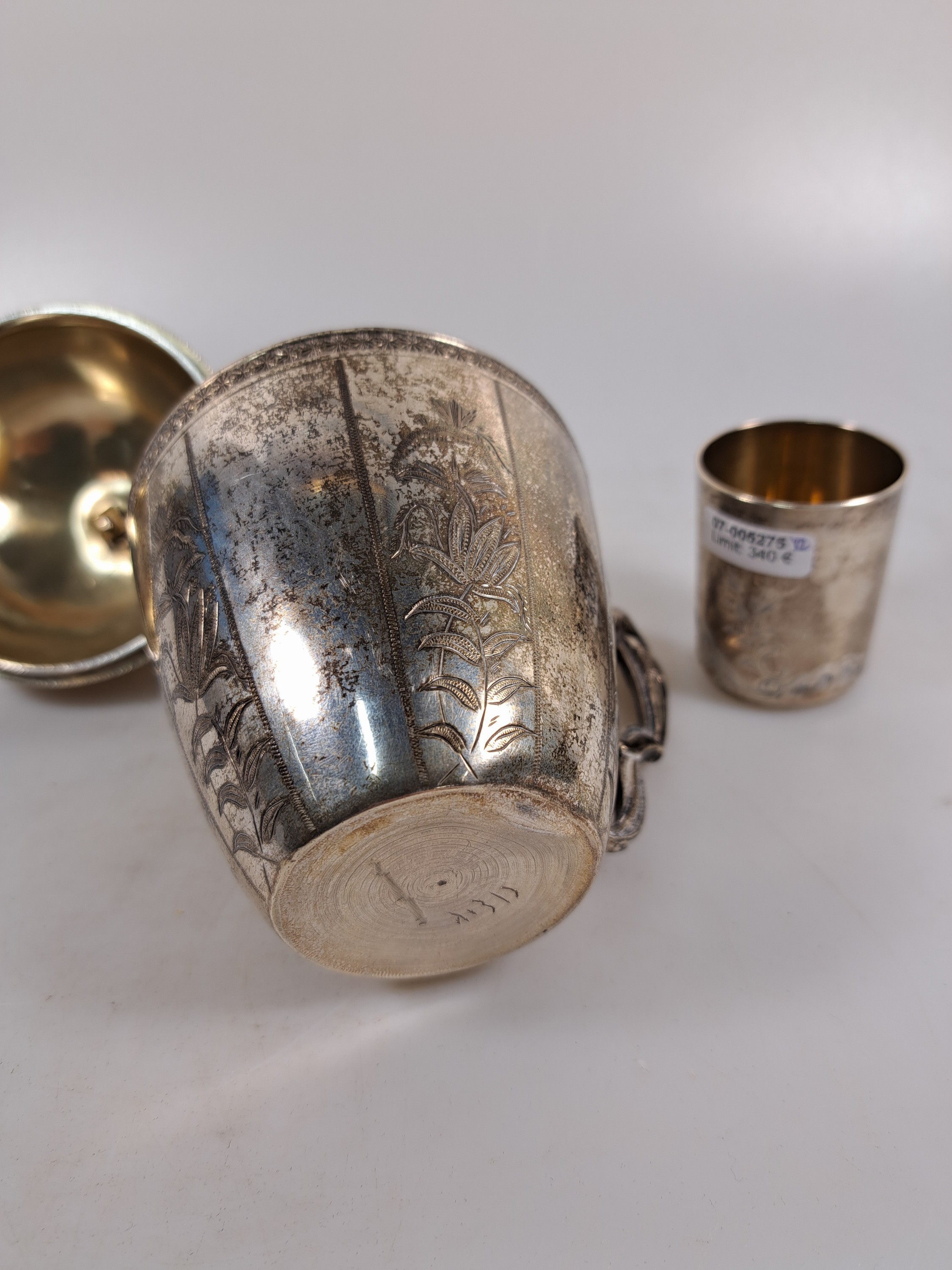 Detail f: Große Deckeltasse und kleiner Becher, Moskau, datiert 1882 und 1896, 84 Zolotniki, Deckeltasse innenvergoldet, Deckel und Boden hebräisch ...
