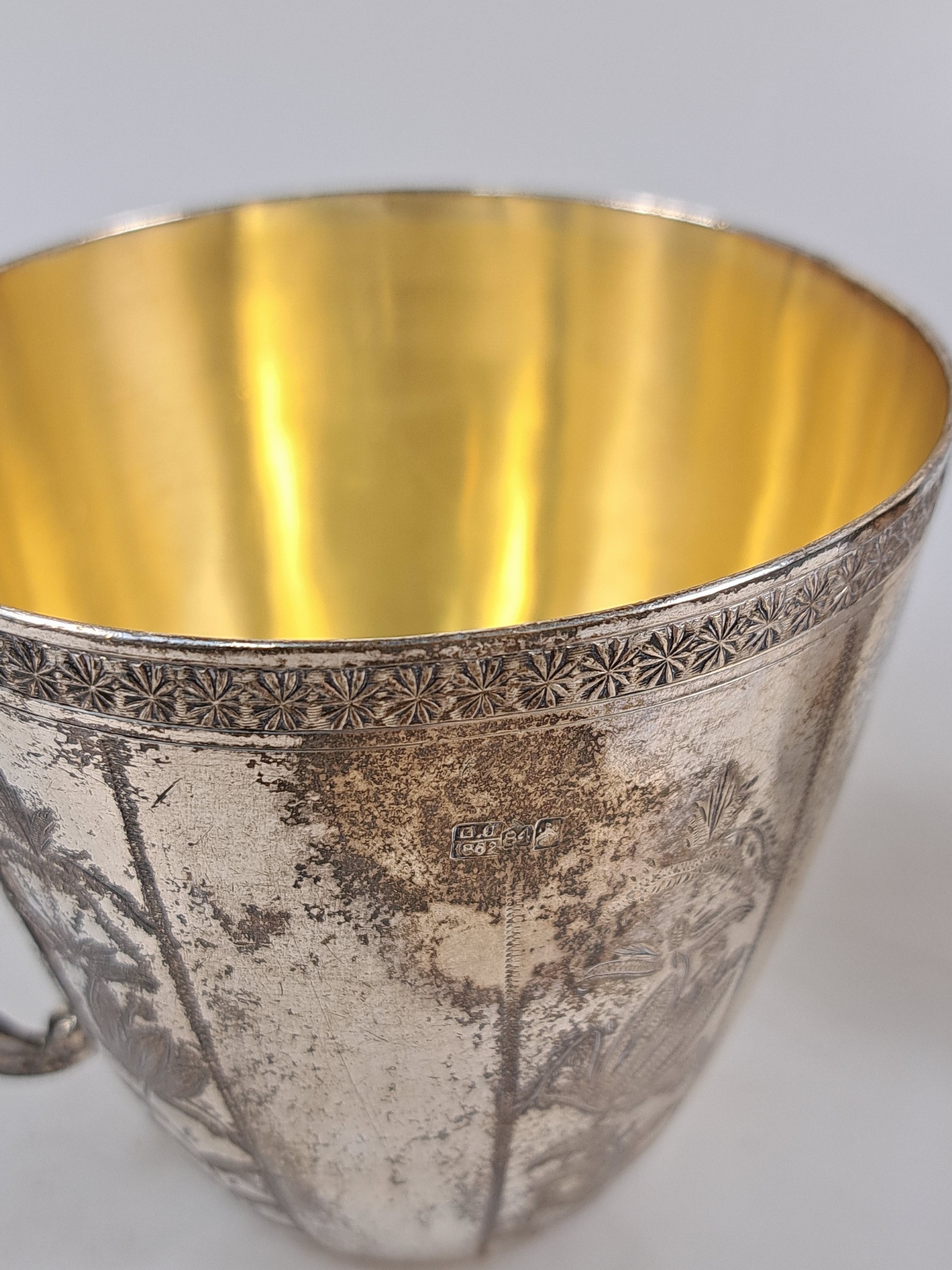 Detail g: Große Deckeltasse und kleiner Becher, Moskau, datiert 1882 und 1896, 84 Zolotniki, Deckeltasse innenvergoldet, Deckel und Boden hebräisch ...