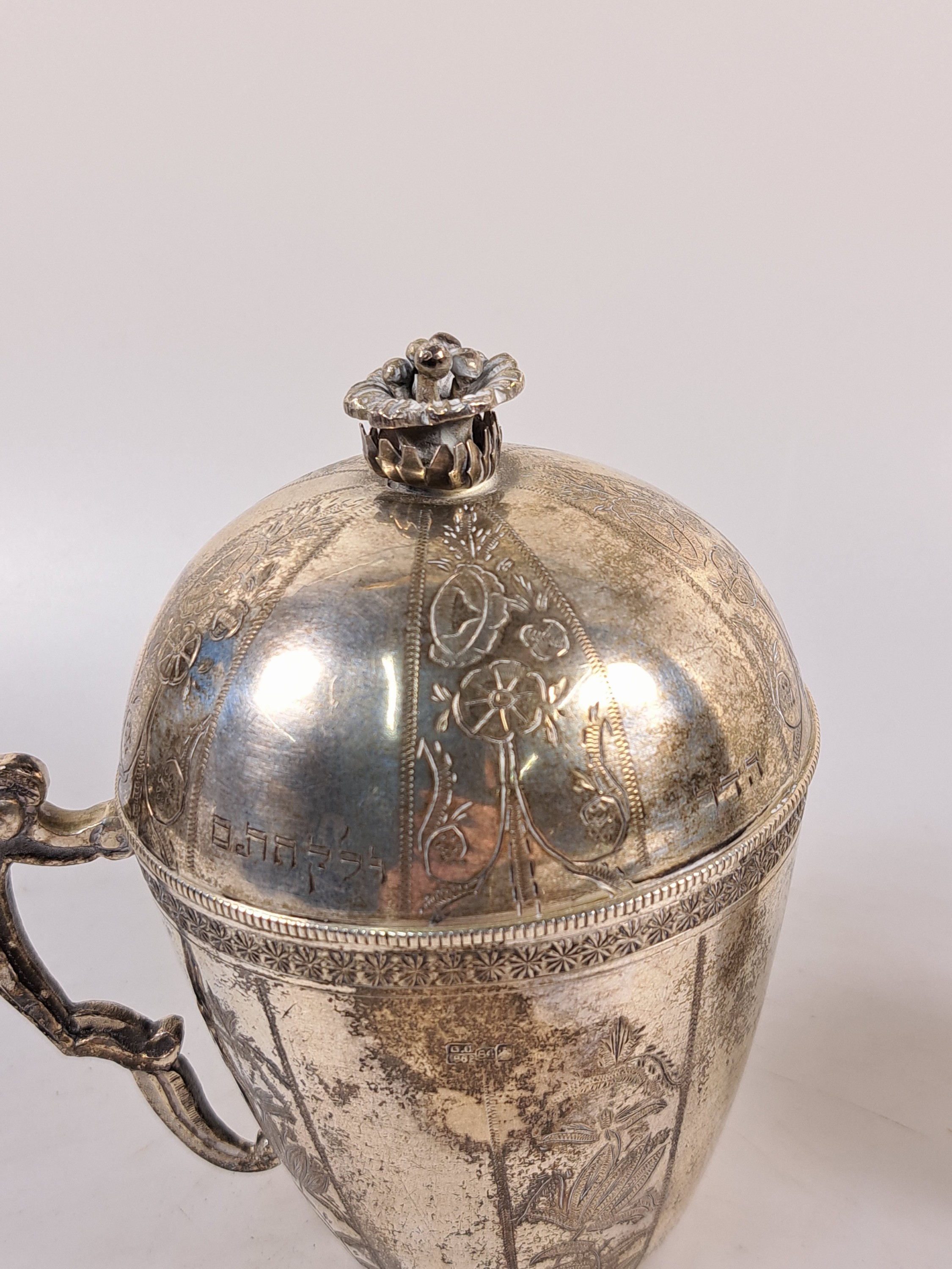Detail h: Große Deckeltasse und kleiner Becher, Moskau, datiert 1882 und 1896, 84 Zolotniki, Deckeltasse innenvergoldet, Deckel und Boden hebräisch ...