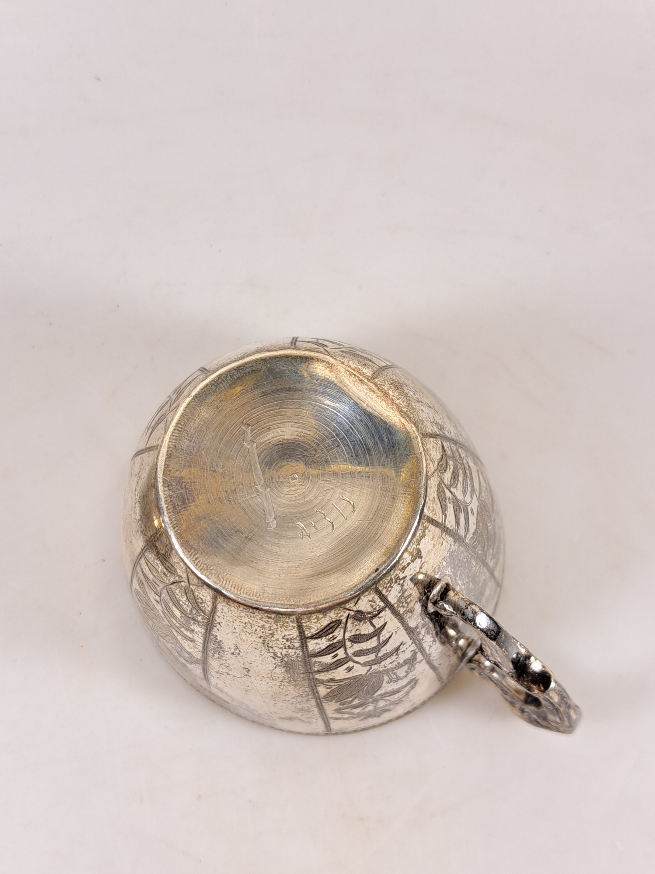 Detail j: Große Deckeltasse und kleiner Becher, Moskau, datiert 1882 und 1896, 84 Zolotniki, Deckeltasse innenvergoldet, Deckel und Boden hebräisch ...
