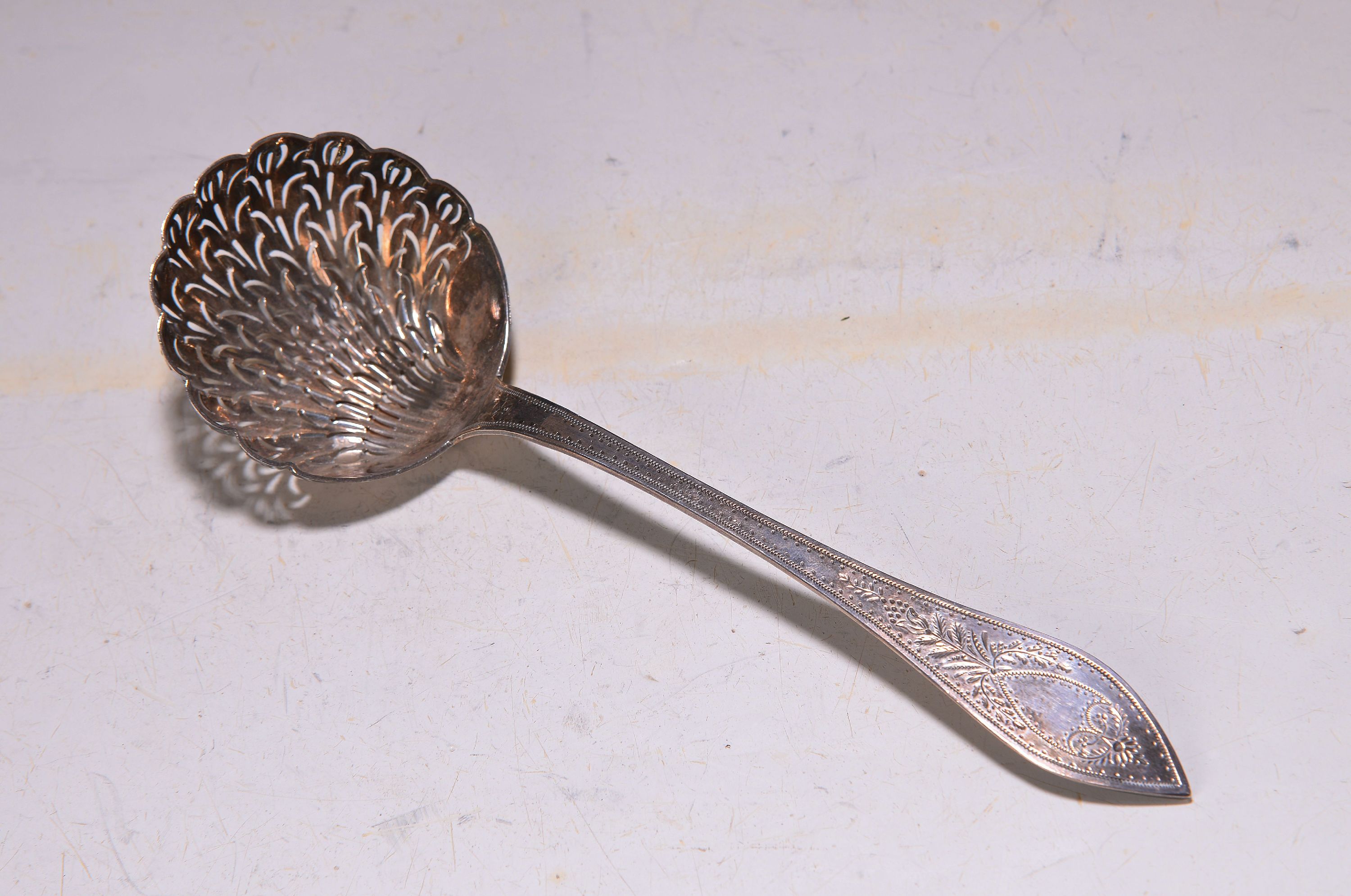 Image 26953298 - Silberkelle, Paris, 1819-38, 950er, Meistermarke AV ungedeutet, ziseliert, L. 21cm, 54g