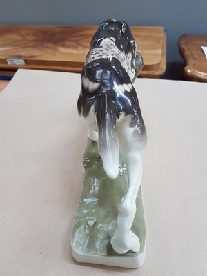 26953221b - Porzellanfigur, Nymphenburg, großer Jagdhund, 20. Jh., Entwurf Hans Behrens, ...