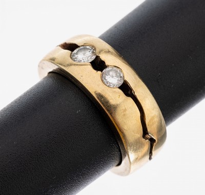 Image 26953231 - 14 kt Gold Brillant-Ring, GG 585/000, mit Durchbrucharbeit, 2 Brillanten zus. ca. 0.36 ...