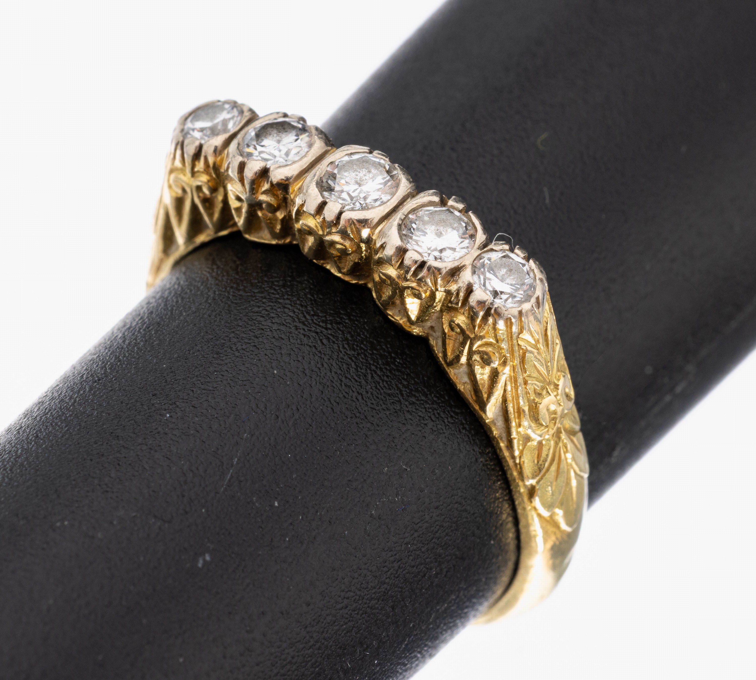14 kt Gold Brillant-Ring, um 1930, GG 585/000, 5 Brillanten zus. ca. 0.35 ct feines Weiß/lr (l. Expertise), zeittyp. wohl in Platin gefasst, ...