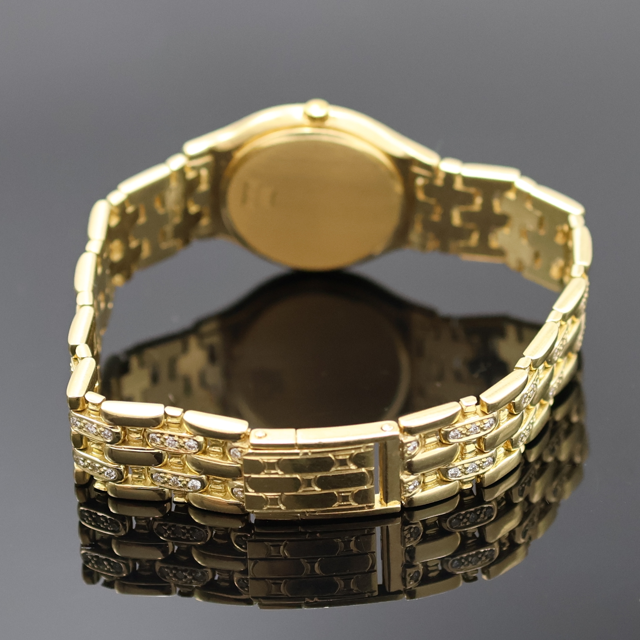 Detail b: Damenarmbanduhr in GG 750/000 mit Diamanten, Schweiz/Deutschland um 1990, massives Goldgeh. inkl. Gliederband, Lünette wie Band aufw. m. Diamanten ...
