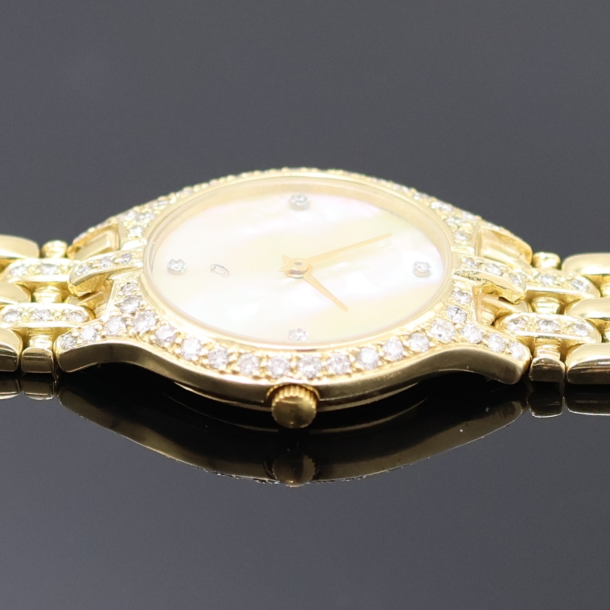 Detail d: Damenarmbanduhr in GG 750/000 mit Diamanten, Schweiz/Deutschland um 1990, massives Goldgeh. inkl. Gliederband, Lünette wie Band aufw. m. Diamanten ...
