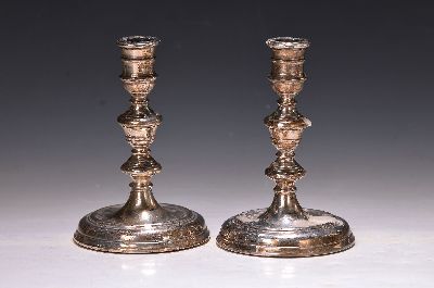 Image 26953335 - Leuchterpaar aus Silber, AC & S Ld., London, 1977, Silber, Balusterform, H. je 15 cm ...